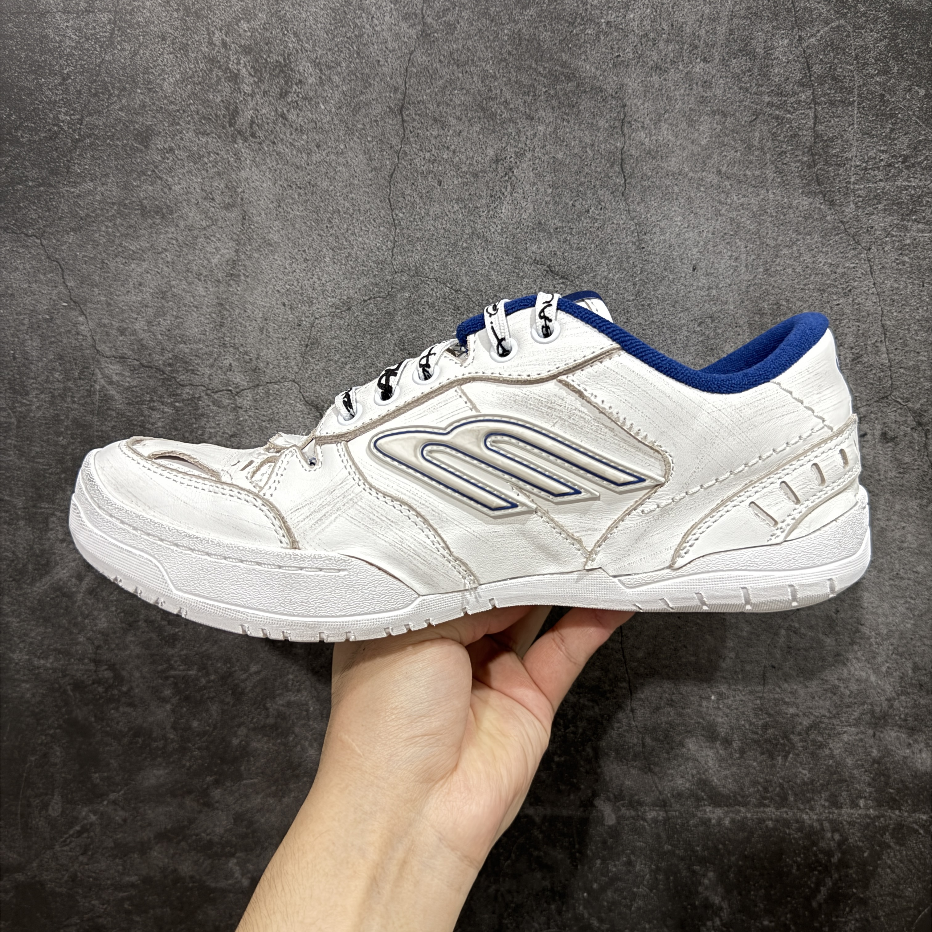 Balenciaga 巴黎世家 18代 Hamptons Worn-0ut 涤纶(聚酯纤维)牛皮革 圆头系带低帮 生活休闲鞋 男女同款 波鞋 灰蓝 841765WCURB9141