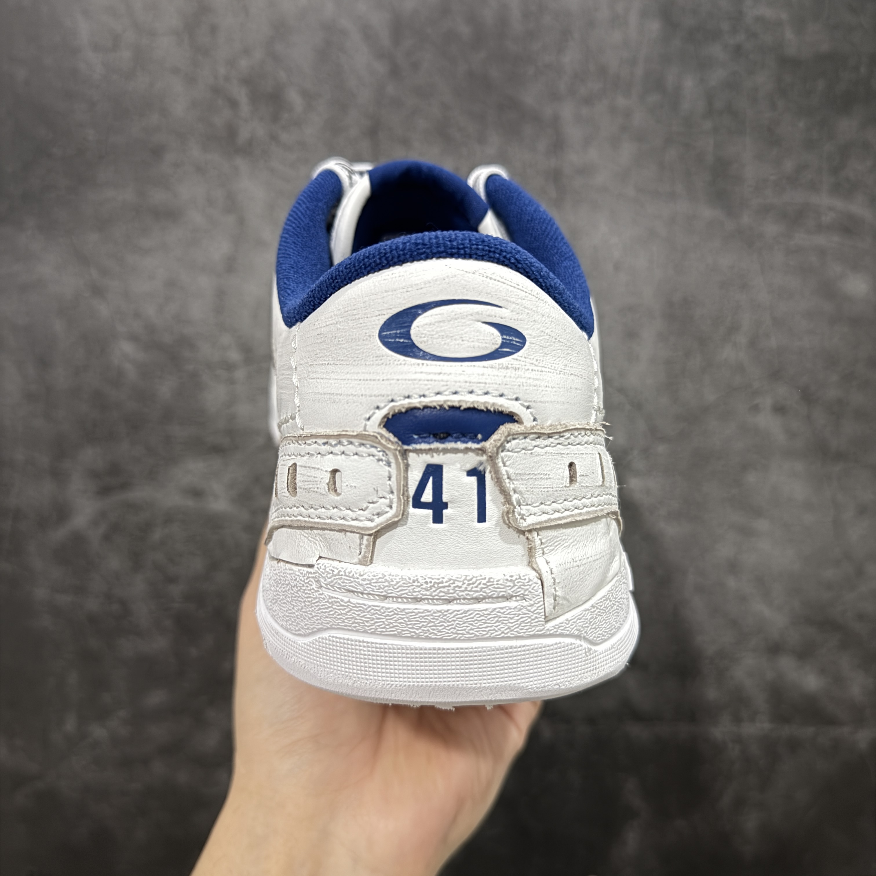 Balenciaga 巴黎世家 18代 Hamptons Worn-0ut 涤纶(聚酯纤维)牛皮革 圆头系带低帮 生活休闲鞋 男女同款 波鞋 灰蓝 841765WCURB9141