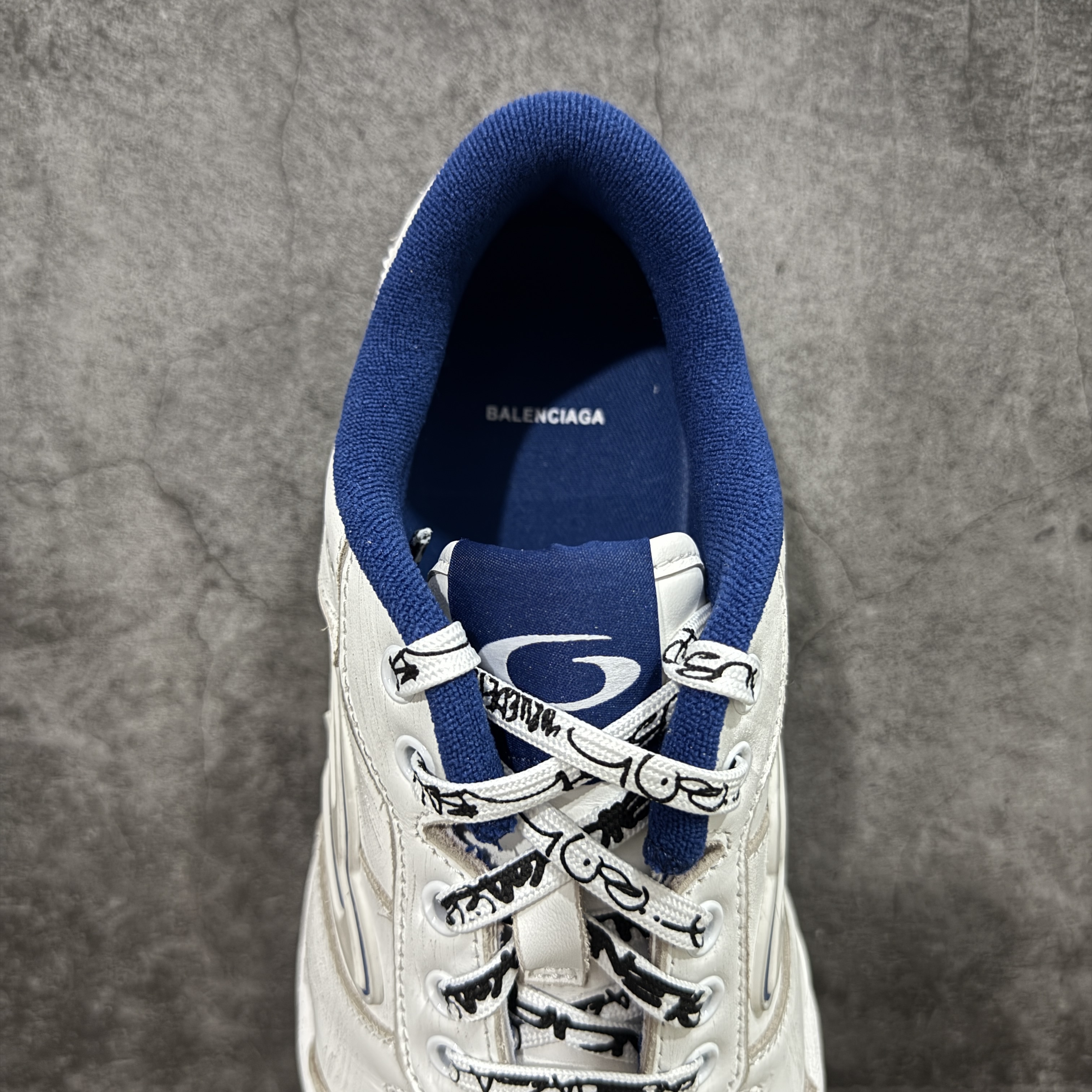 Balenciaga 巴黎世家 18代 Hamptons Worn-0ut 涤纶(聚酯纤维)牛皮革 圆头系带低帮 生活休闲鞋 男女同款 波鞋 灰蓝 841765WCURB9141