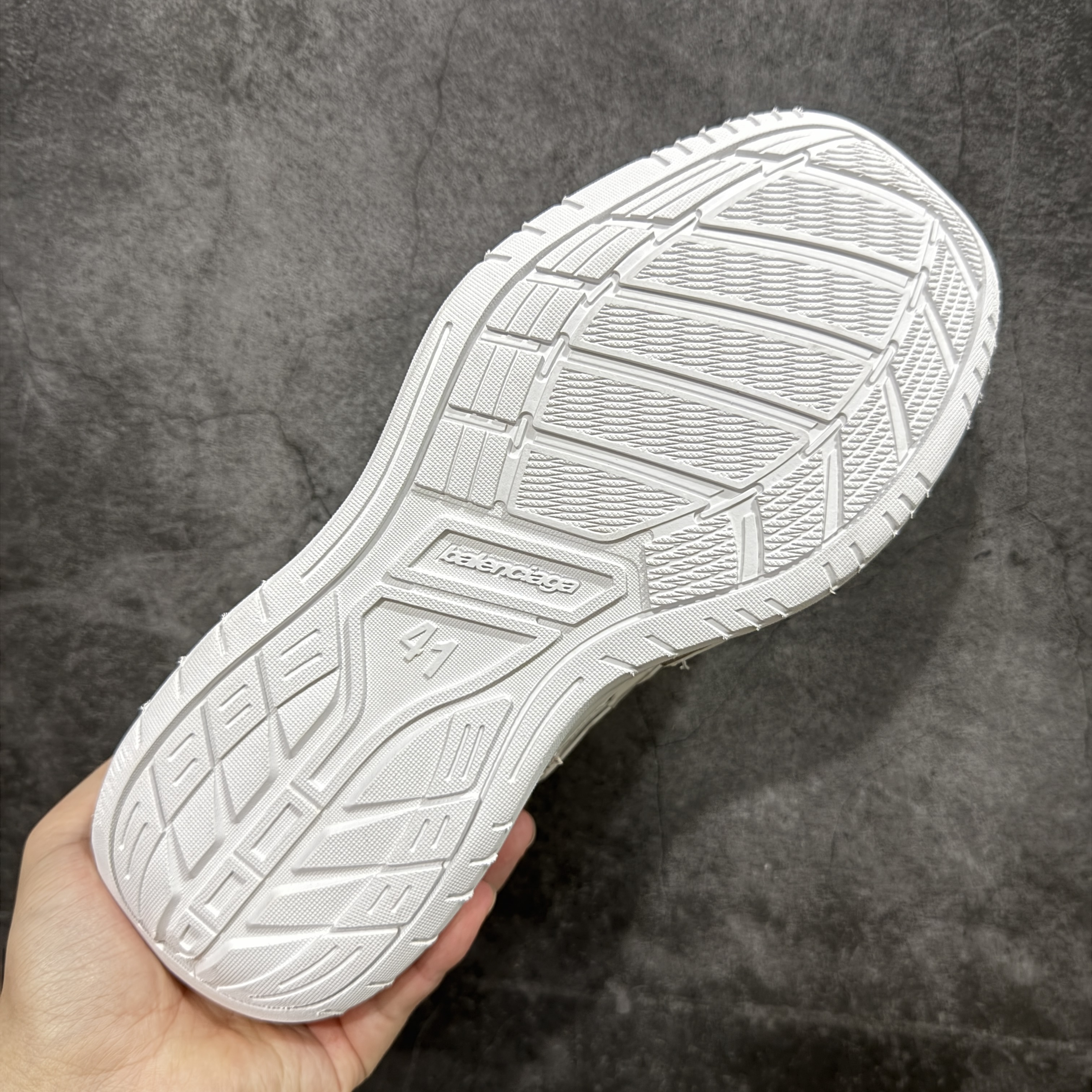 Balenciaga 巴黎世家 18代 Hamptons Worn-0ut 涤纶(聚酯纤维)牛皮革 圆头系带低帮 生活休闲鞋 男女同款 波鞋 灰蓝 841765WCURB9141