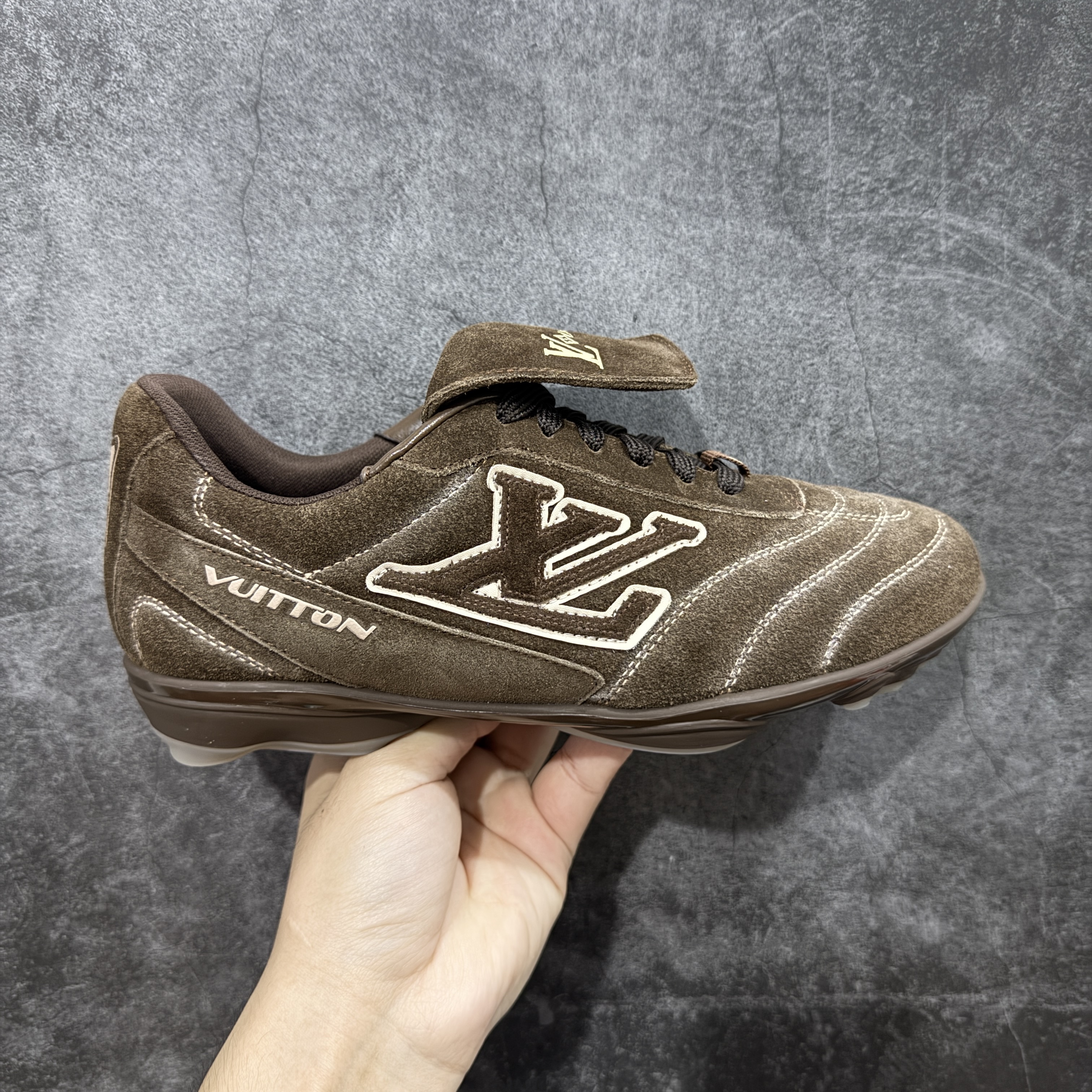 Louis Vuitton Footprint SOCCER LV  足球鞋 路易威登 低筒 休闲鞋 板鞋 运动鞋 波鞋 男鞋 版型偏大半码 深棕色 1AHTXV