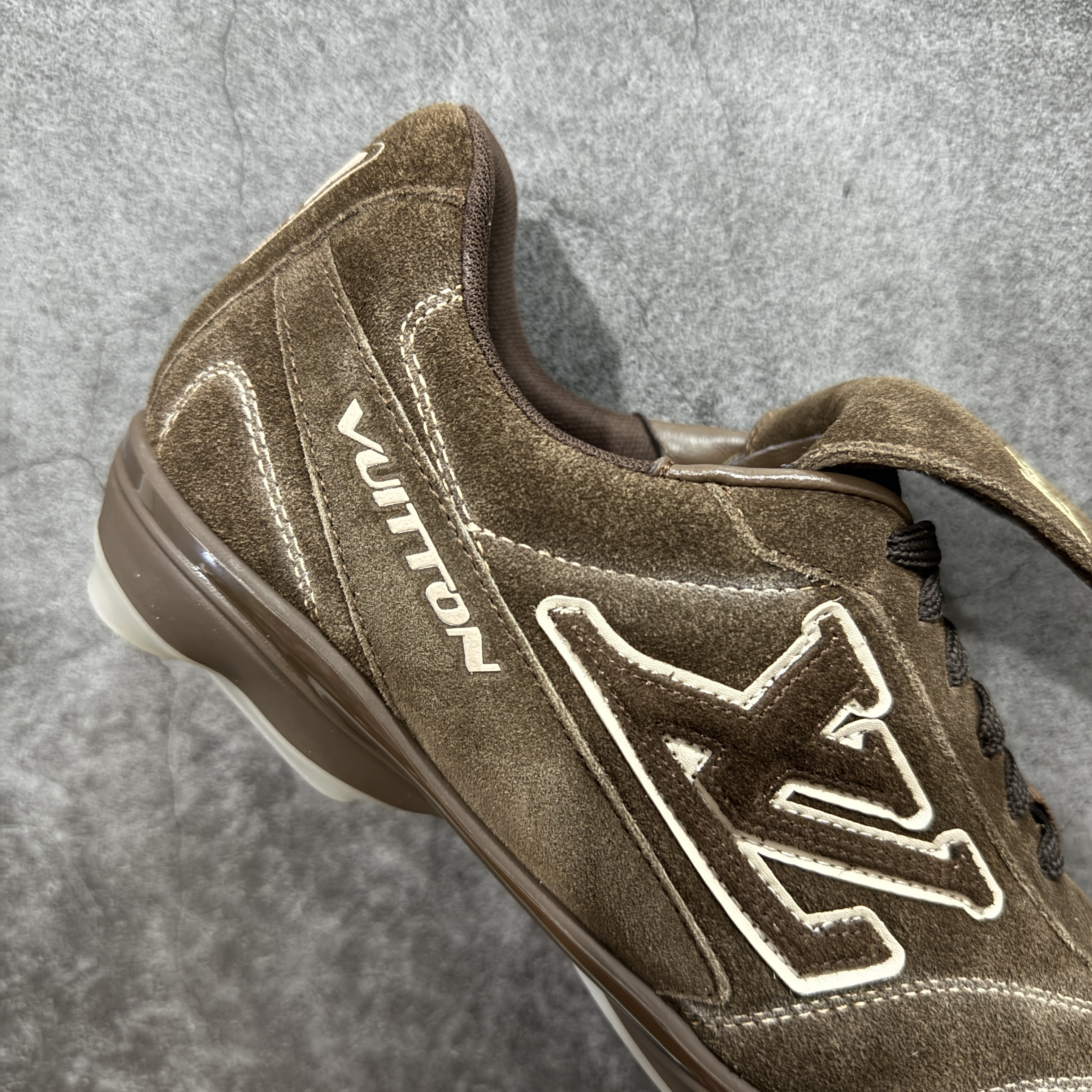 Louis Vuitton Footprint SOCCER LV  足球鞋 路易威登 低筒 休闲鞋 板鞋 运动鞋 波鞋 男鞋 版型偏大半码 深棕色 1AHTXV