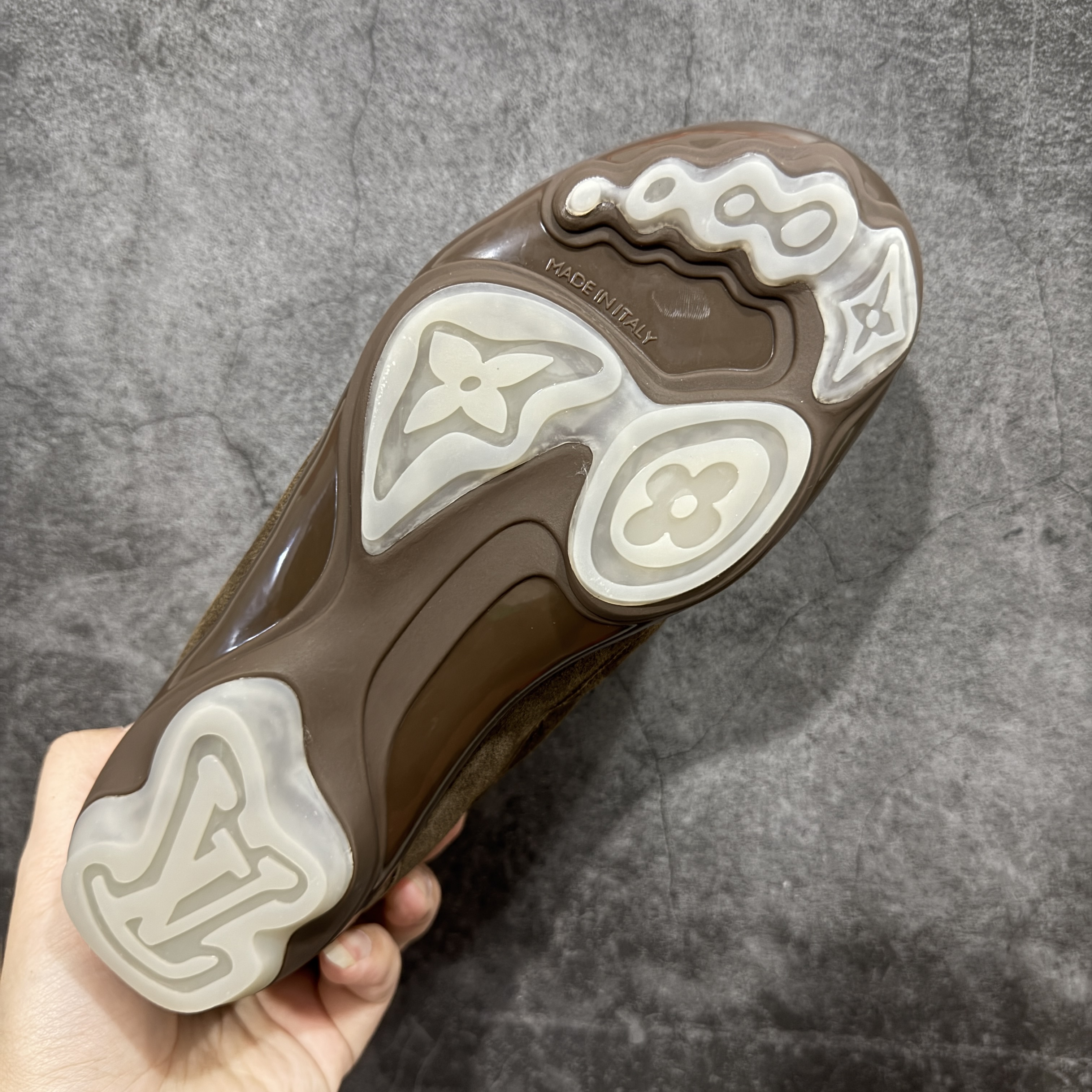 Louis Vuitton Footprint SOCCER LV  足球鞋 路易威登 低筒 休闲鞋 板鞋 运动鞋 波鞋 男鞋 版型偏大半码 深棕色 1AHTXV