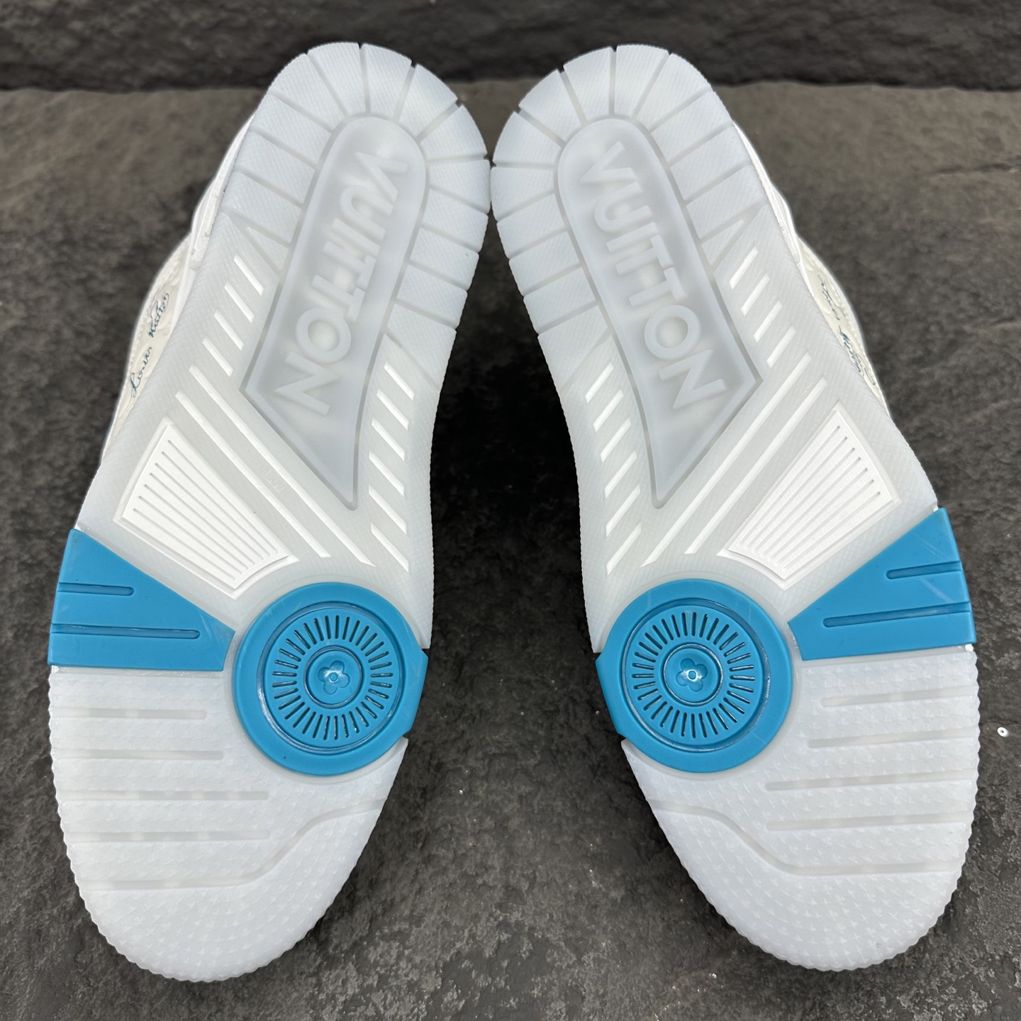 Louis Vuitton LV Trainer 路易威登 低筒 休闲鞋 板鞋 运动鞋 男鞋 女鞋 波鞋 白蓝紫 邮轮限定 1APHLB