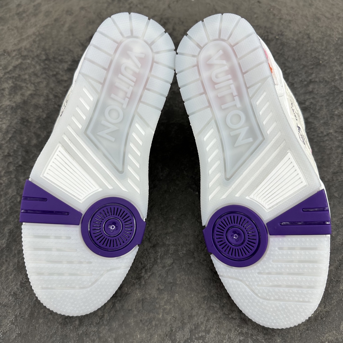 Louis Vuitton LV Trainer 路易威登 低筒 休闲鞋 板鞋 运动鞋 男鞋 女鞋 波鞋 白粉色 邮轮限定   1APHLG