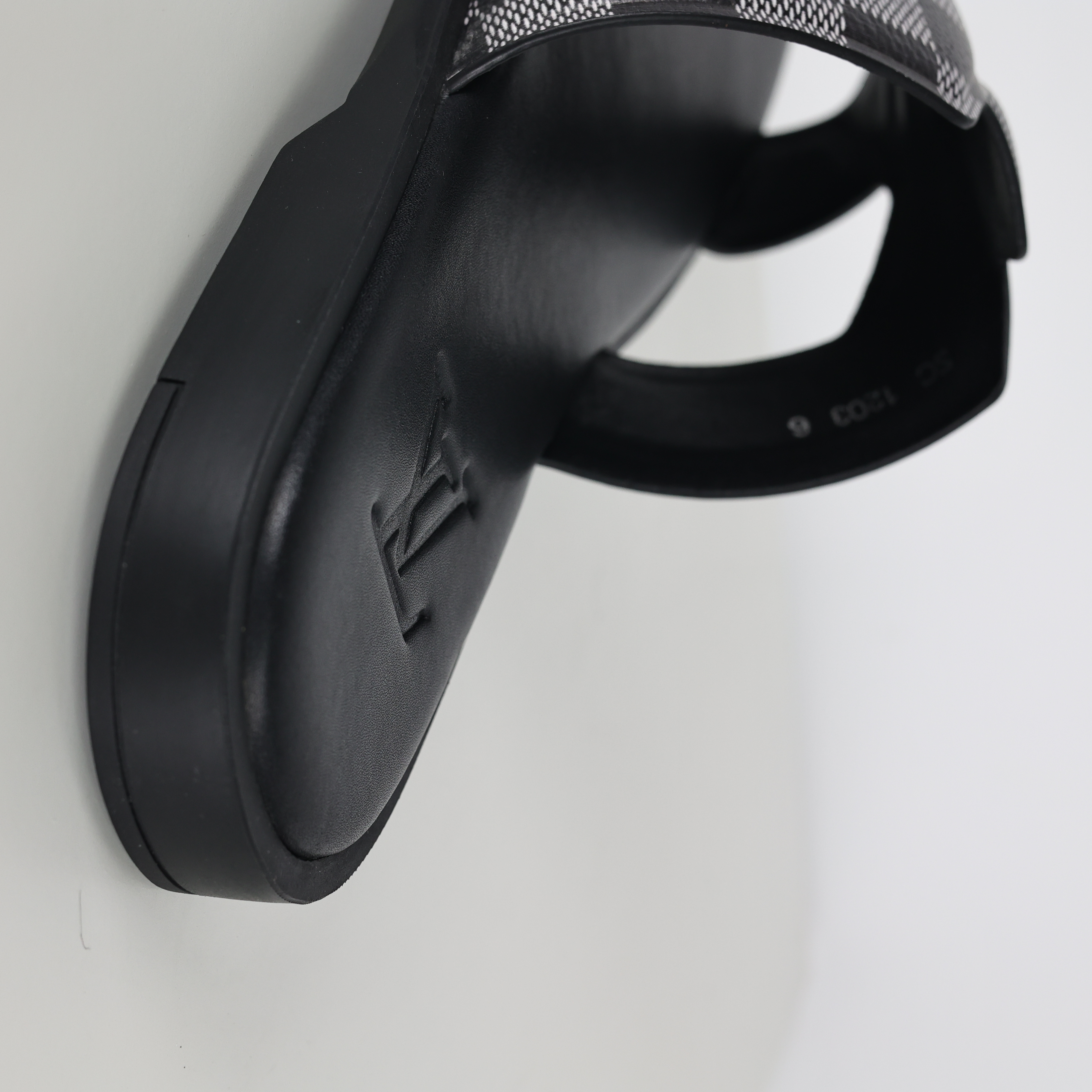 Louis Vuitton slippers Oasis LV路易威登   时尚凉拖 室内外休闲鞋 圆头平底穆勒鞋 一字拖鞋  黑色B0 1ABFPS