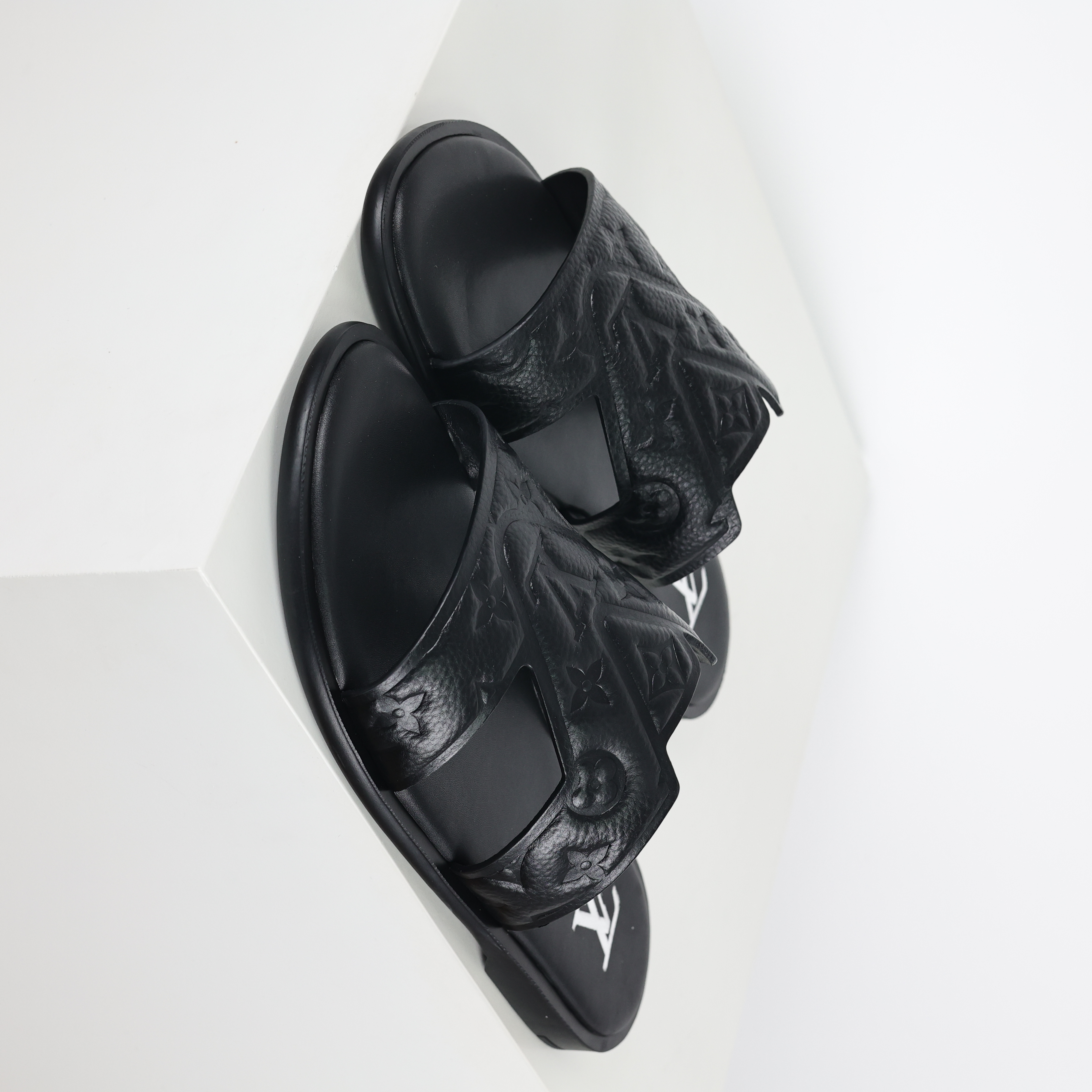 Louis Vuitton slippers Oasis LV路易威登   时尚凉拖 室内外休闲鞋 圆头平底穆勒鞋 一字拖鞋  黑色浮雕B0 1ACHJ0