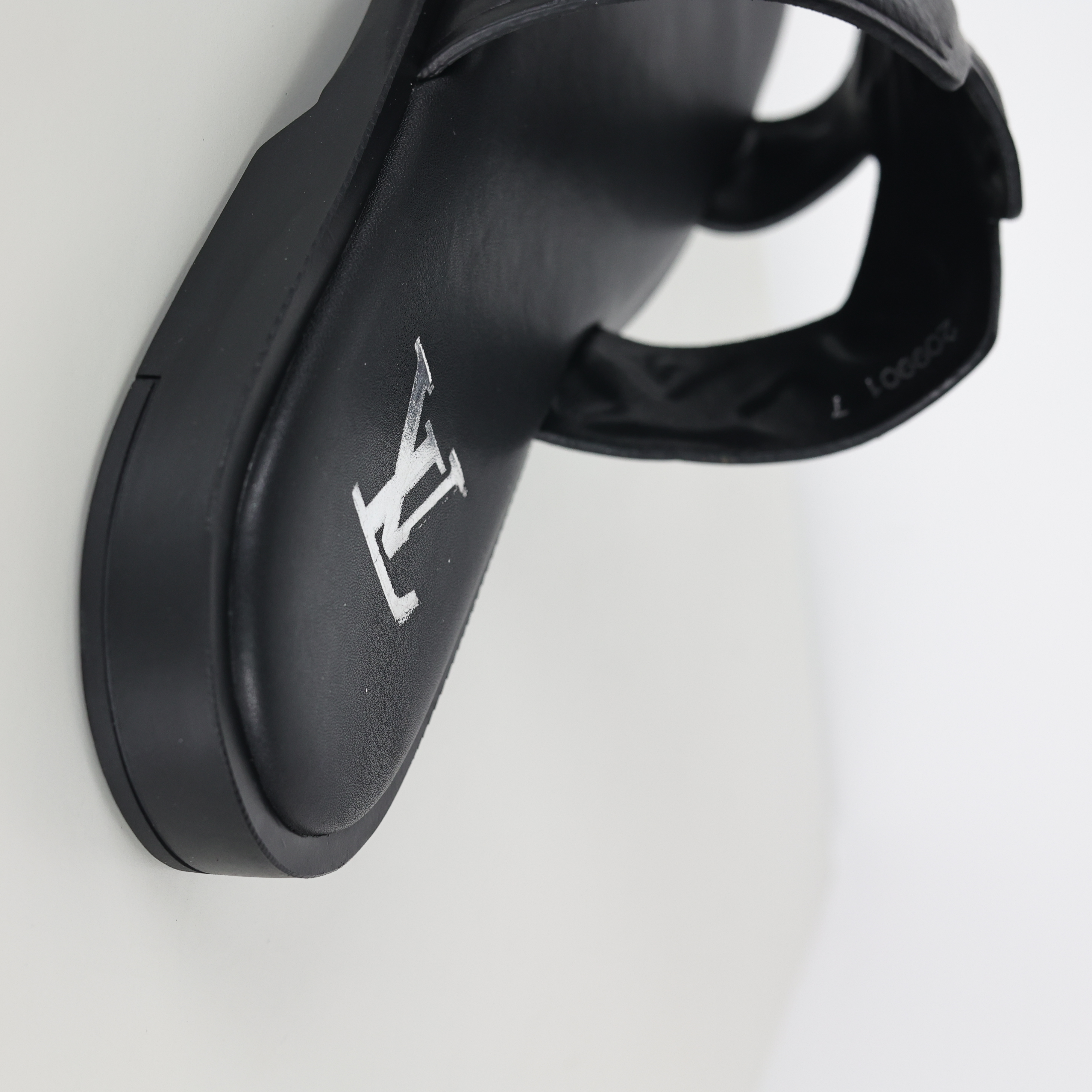 Louis Vuitton slippers Oasis LV路易威登   时尚凉拖 室内外休闲鞋 圆头平底穆勒鞋 一字拖鞋  黑色浮雕B0 1ACHJ0