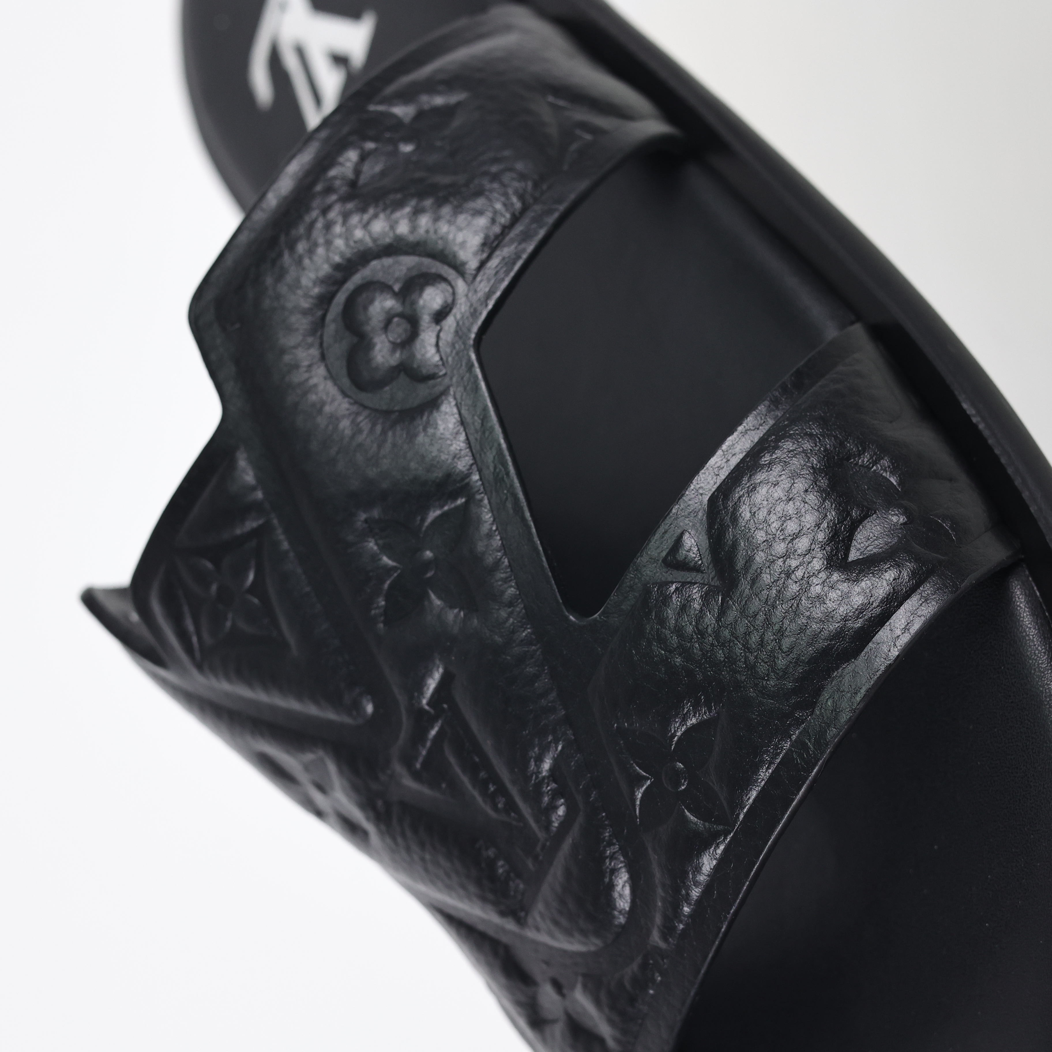 Louis Vuitton slippers Oasis LV路易威登   时尚凉拖 室内外休闲鞋 圆头平底穆勒鞋 一字拖鞋  黑色浮雕B0 1ACHJ0