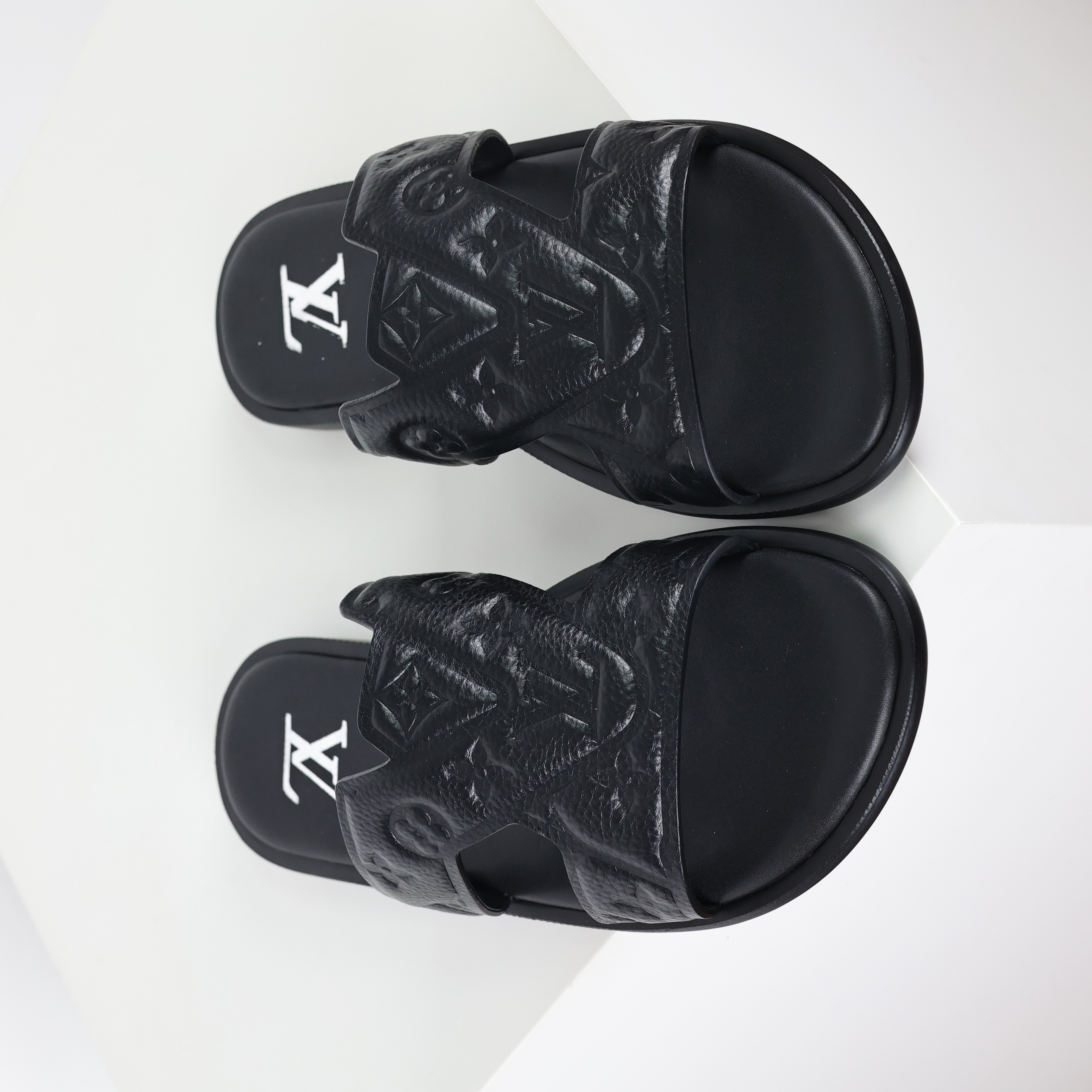 Louis Vuitton slippers Oasis LV路易威登   时尚凉拖 室内外休闲鞋 圆头平底穆勒鞋 一字拖鞋  黑色浮雕B0 1ACHJ0