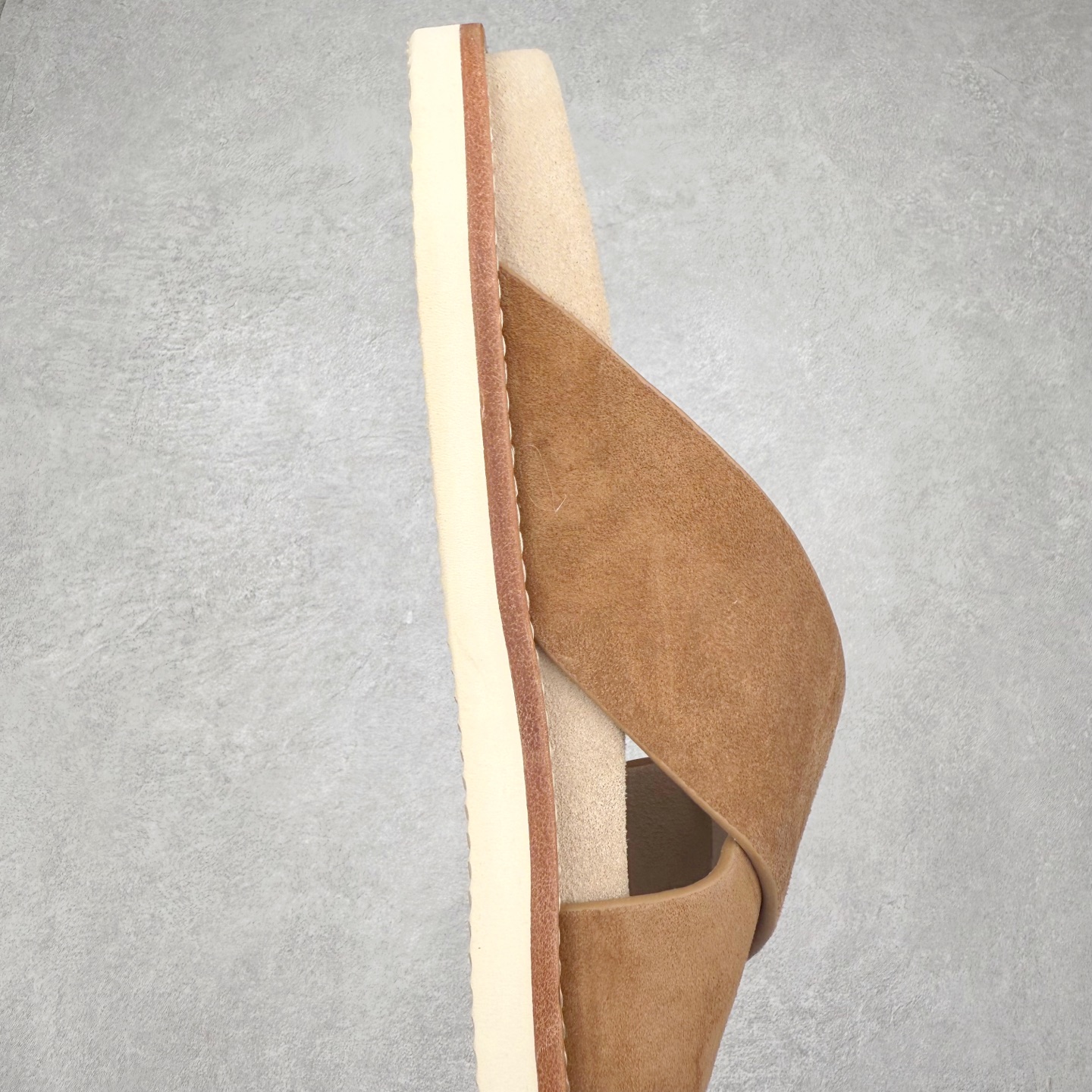 Brunello Cucinelli BC 绒面革 圆头露趾 室内外 一字拖鞋  棕色