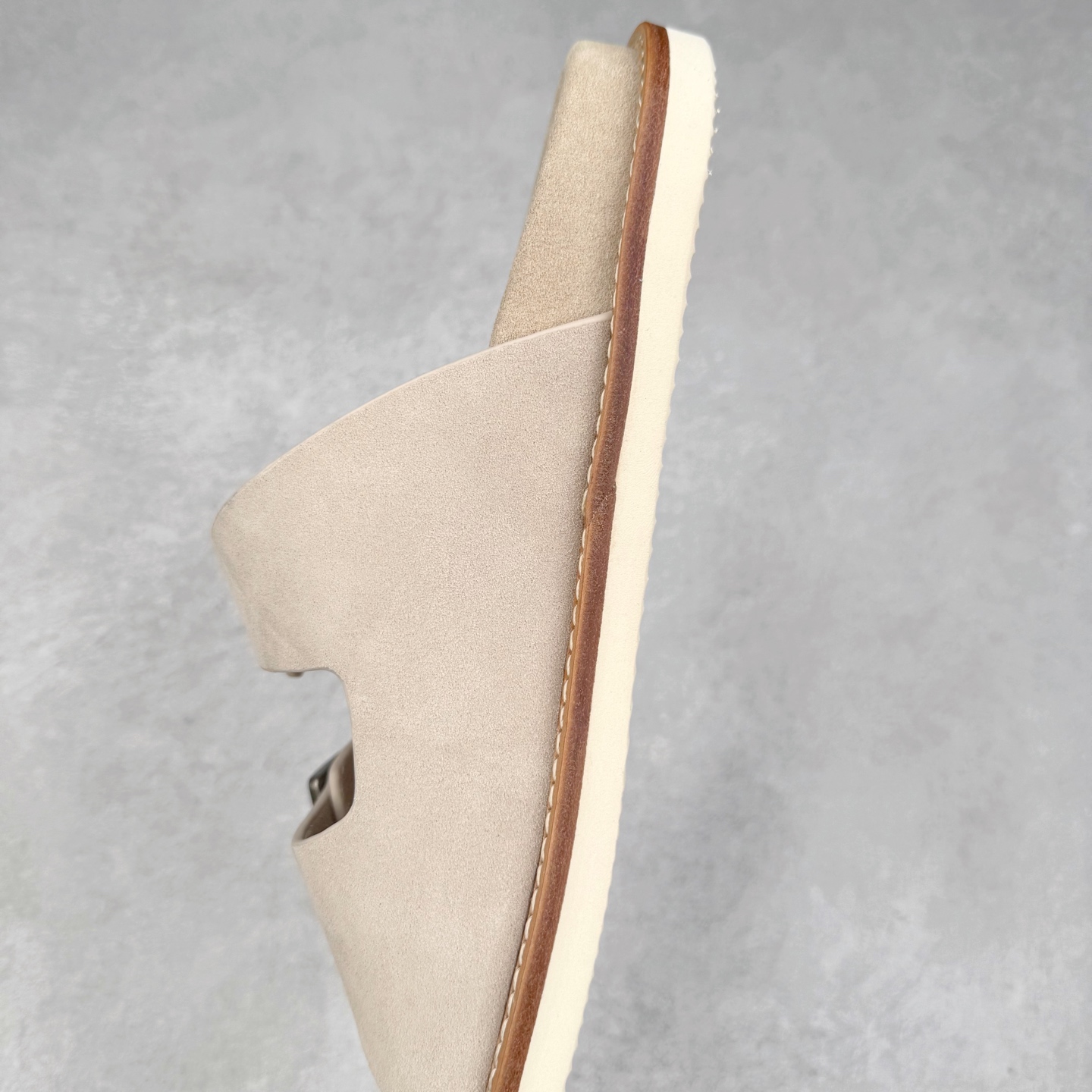 Brunello Cucinelli BC 工字 绒面革 圆头露趾 室内外 一字拖鞋 米色 MZUSILY327CHH10