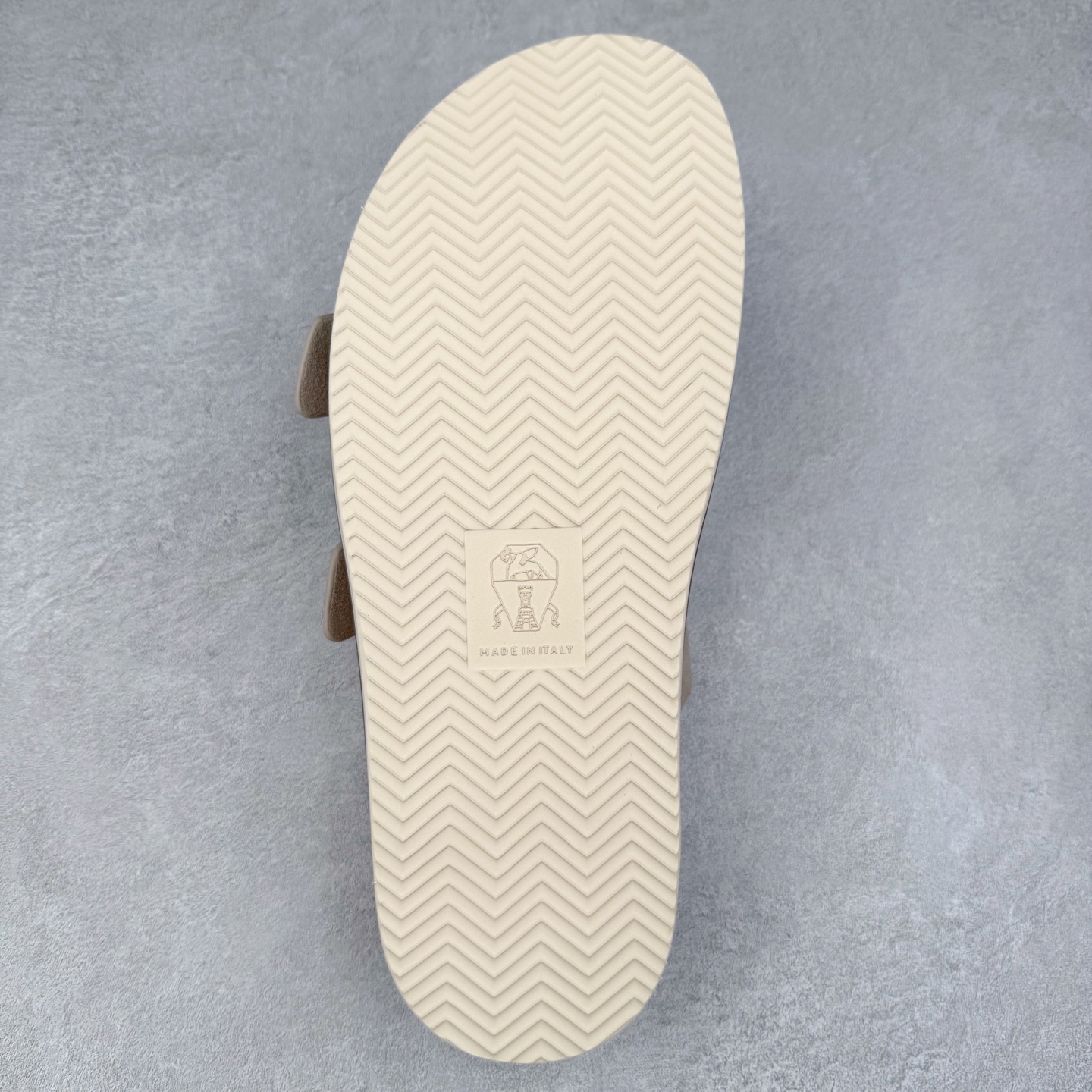 Brunello Cucinelli BC 工字 绒面革 圆头露趾 室内外 一字拖鞋 米色 MZUSILY327CHH10