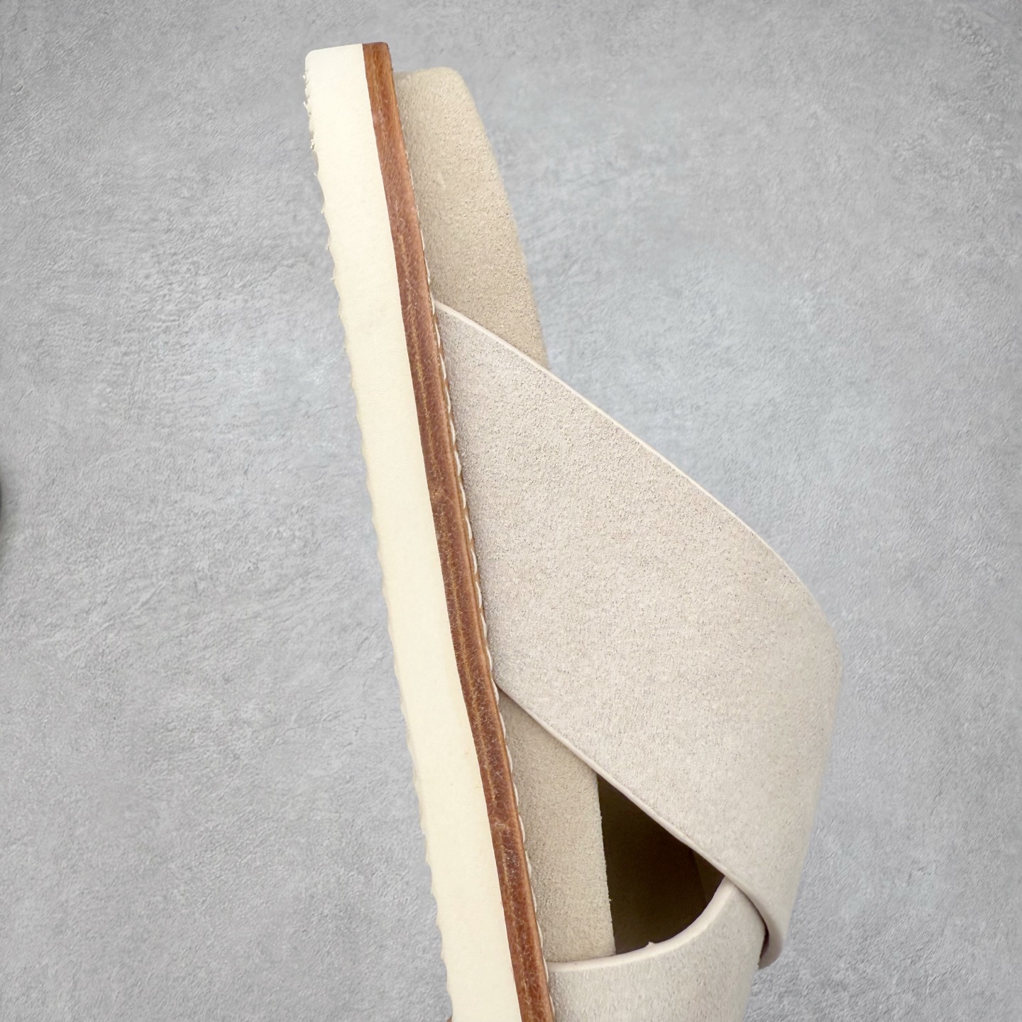  Brunello Cucinelli BC 绒面革 圆头露趾 室内外 一字拖鞋 米色 MZUSILY327-CBW33