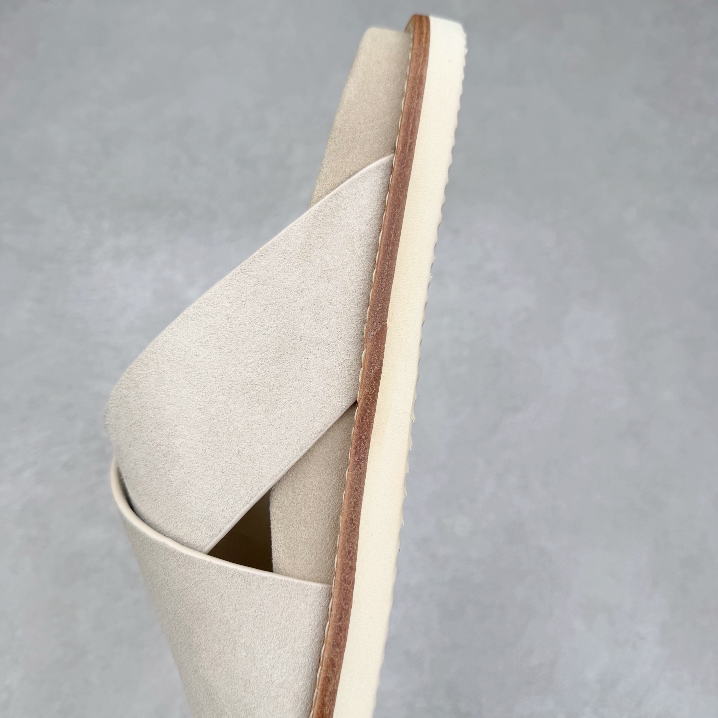  Brunello Cucinelli BC 绒面革 圆头露趾 室内外 一字拖鞋 米色 MZUSILY327-CBW33