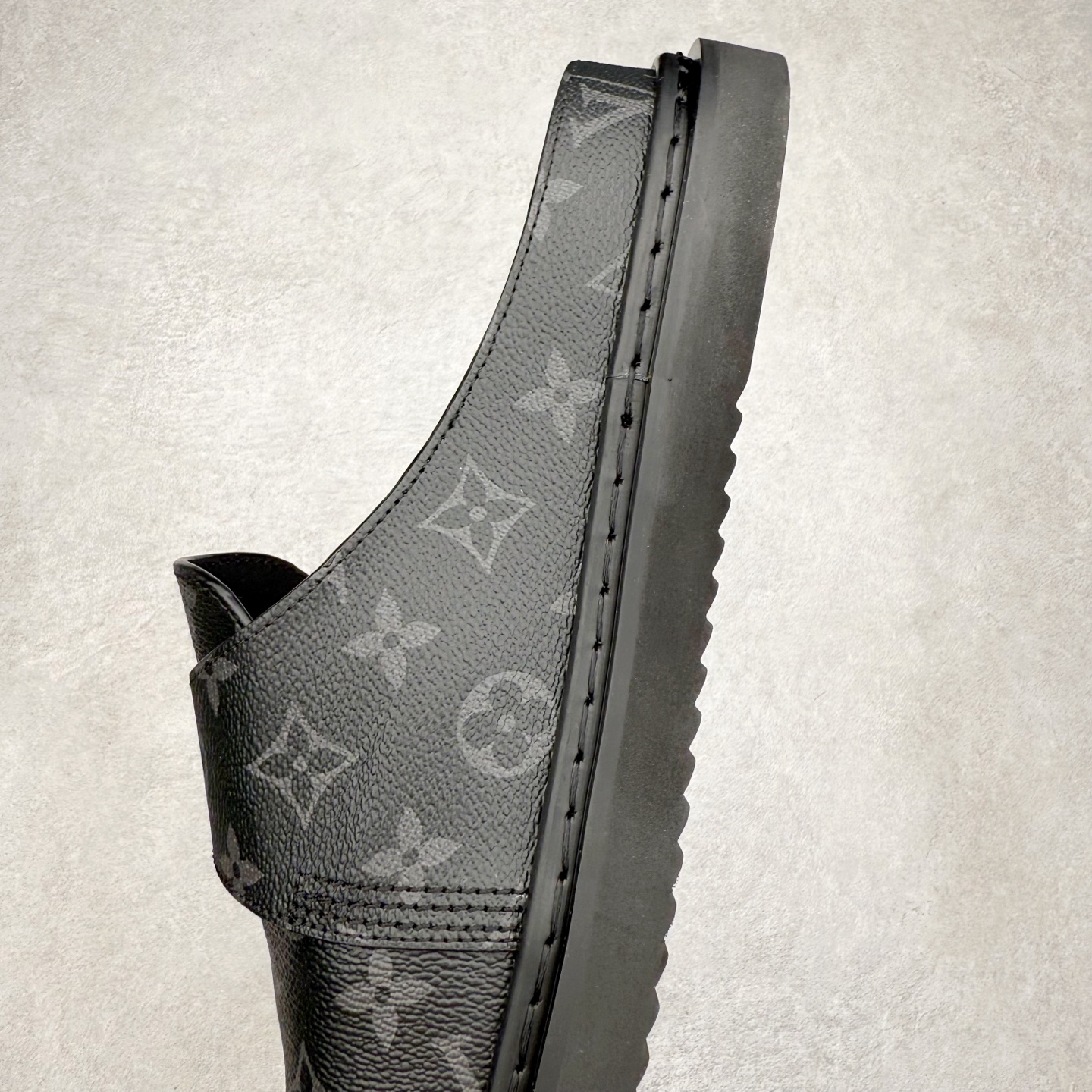 LV拖鞋 Louis Vuitton  Easy 路易威登 包头 时尚凉拖 室内外休闲鞋 老花 黑色 1AIKHF