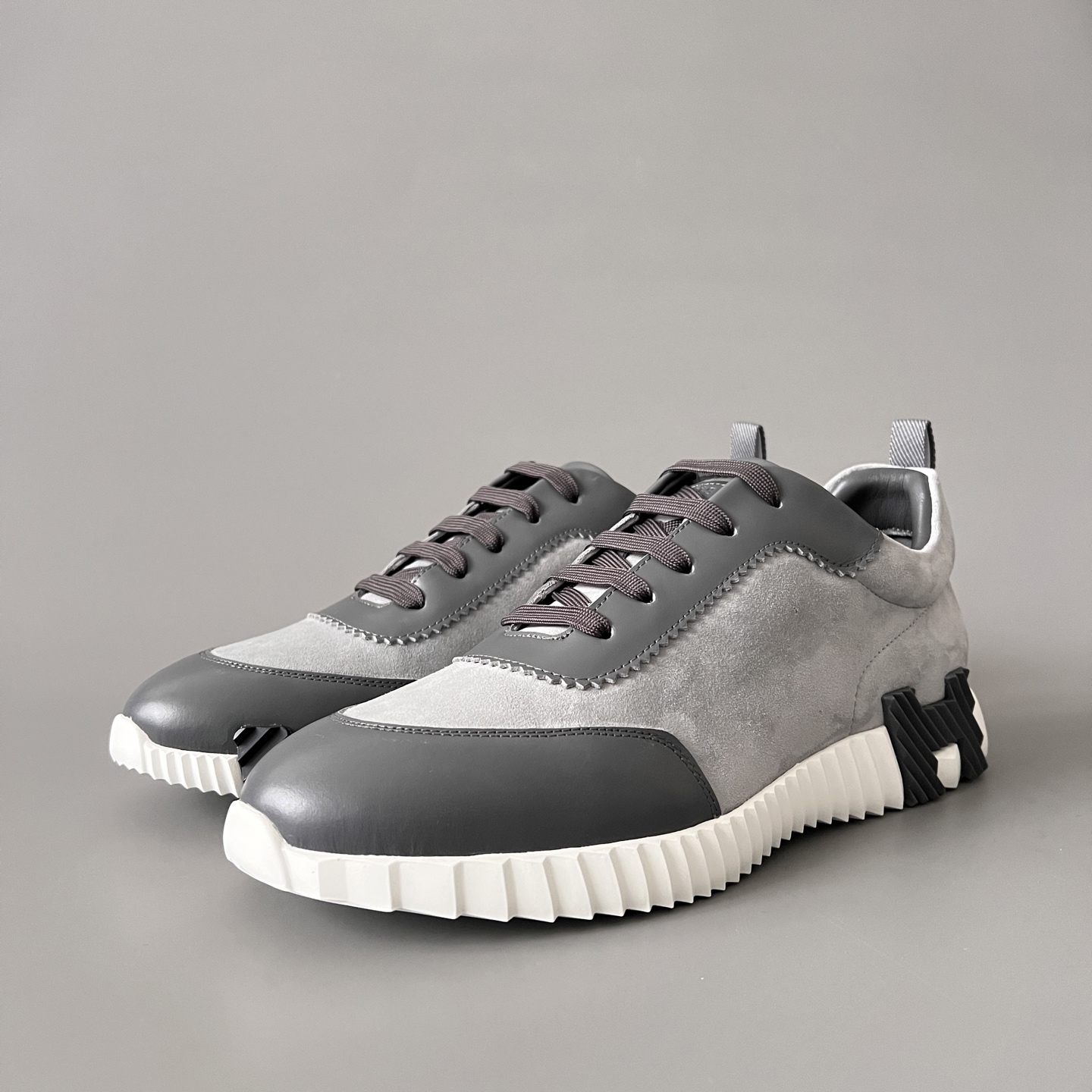 HERMES 爱马仕 Bouncing 网布 圆头系带 侧面字母嵌件 跑鞋 低帮 休闲鞋 波鞋 灰色 H231763Z H6I