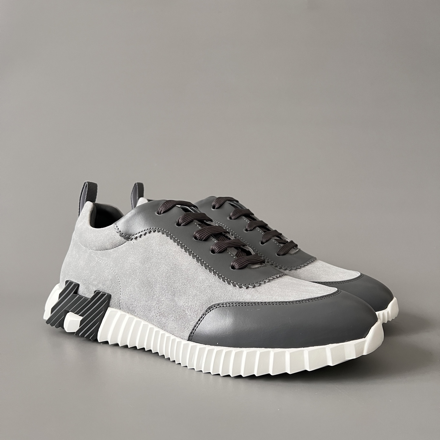HERMES 爱马仕 Bouncing 网布 圆头系带 侧面字母嵌件 跑鞋 低帮 休闲鞋 波鞋 灰色 H231763Z H6I