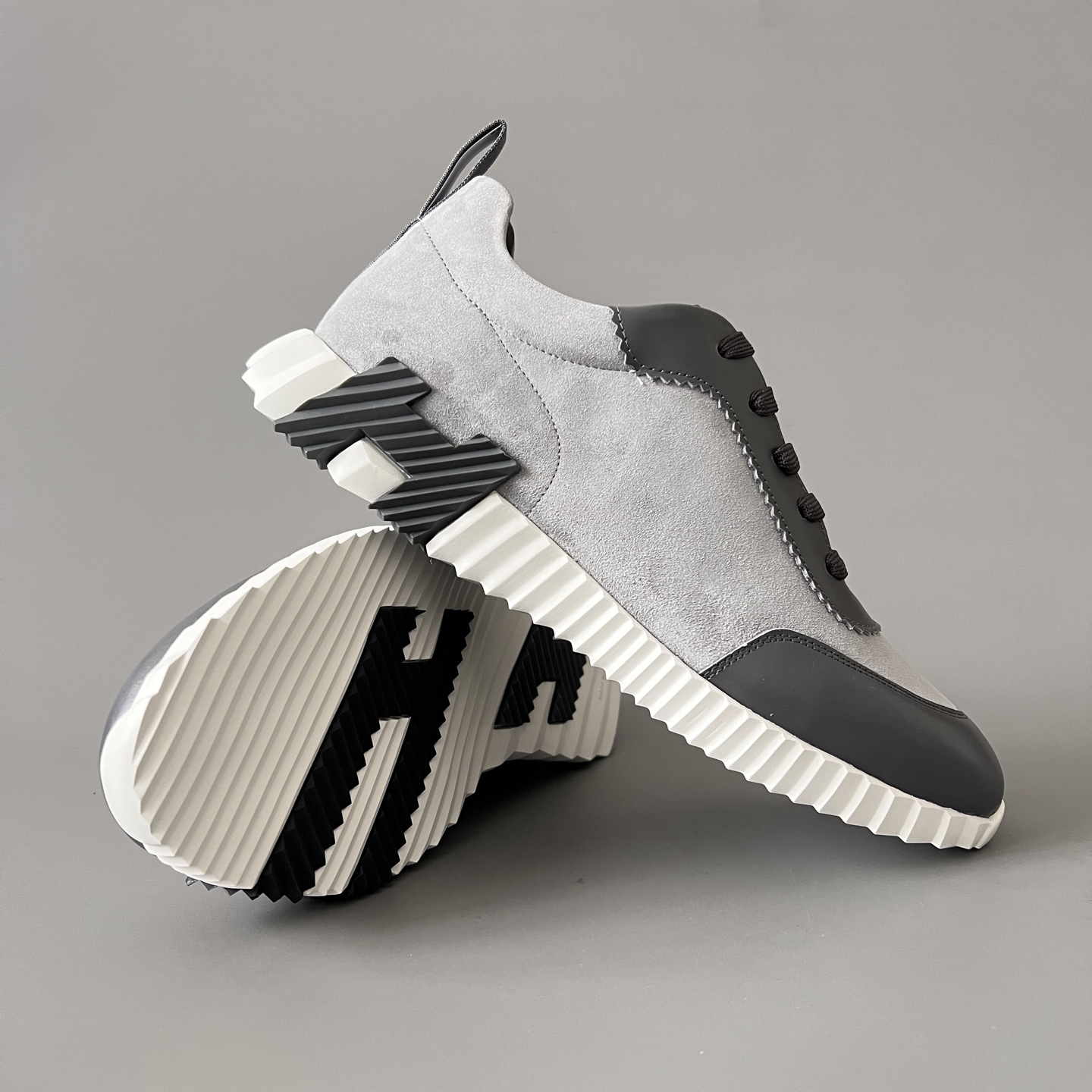 HERMES 爱马仕 Bouncing 网布 圆头系带 侧面字母嵌件 跑鞋 低帮 休闲鞋 波鞋 灰色 H231763Z H6I