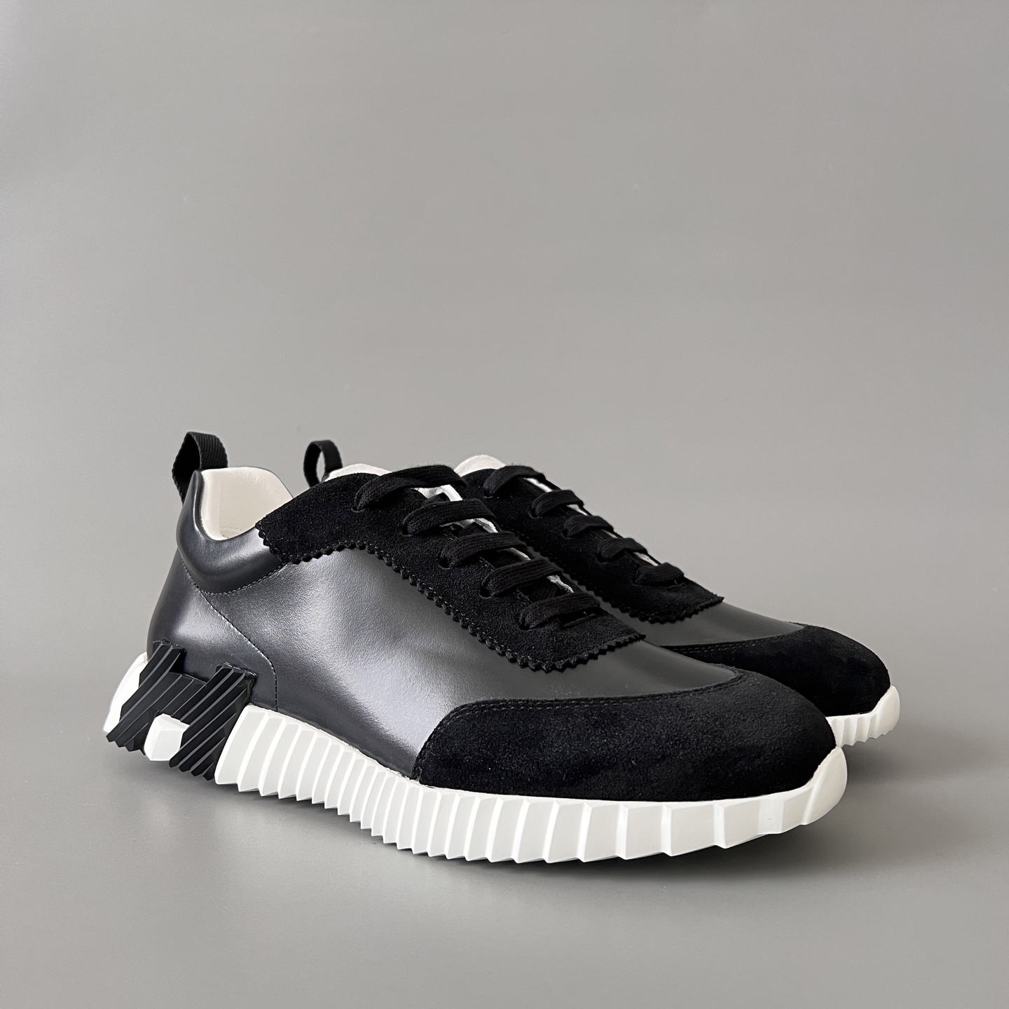 HERMES 爱马仕 Bouncing 网布 圆头系带 侧面字母嵌件 跑鞋 低帮 休闲鞋 波鞋 黑色 H241202Z 02