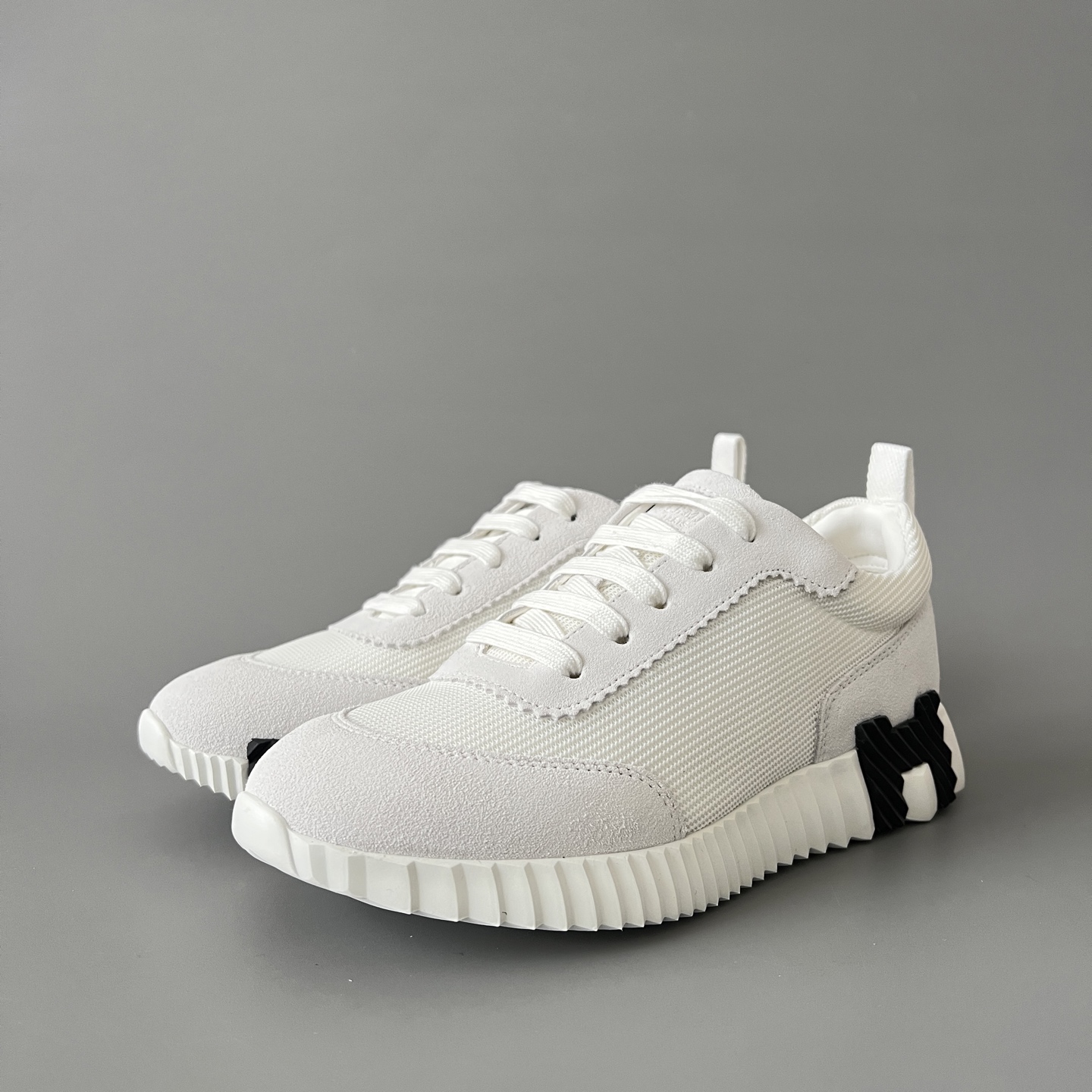 HERMES 爱马仕 Bouncing 网布 圆头系带 侧面字母嵌件 跑鞋 低帮 休闲鞋 波鞋 白色 黑字母 H232856ZH 90