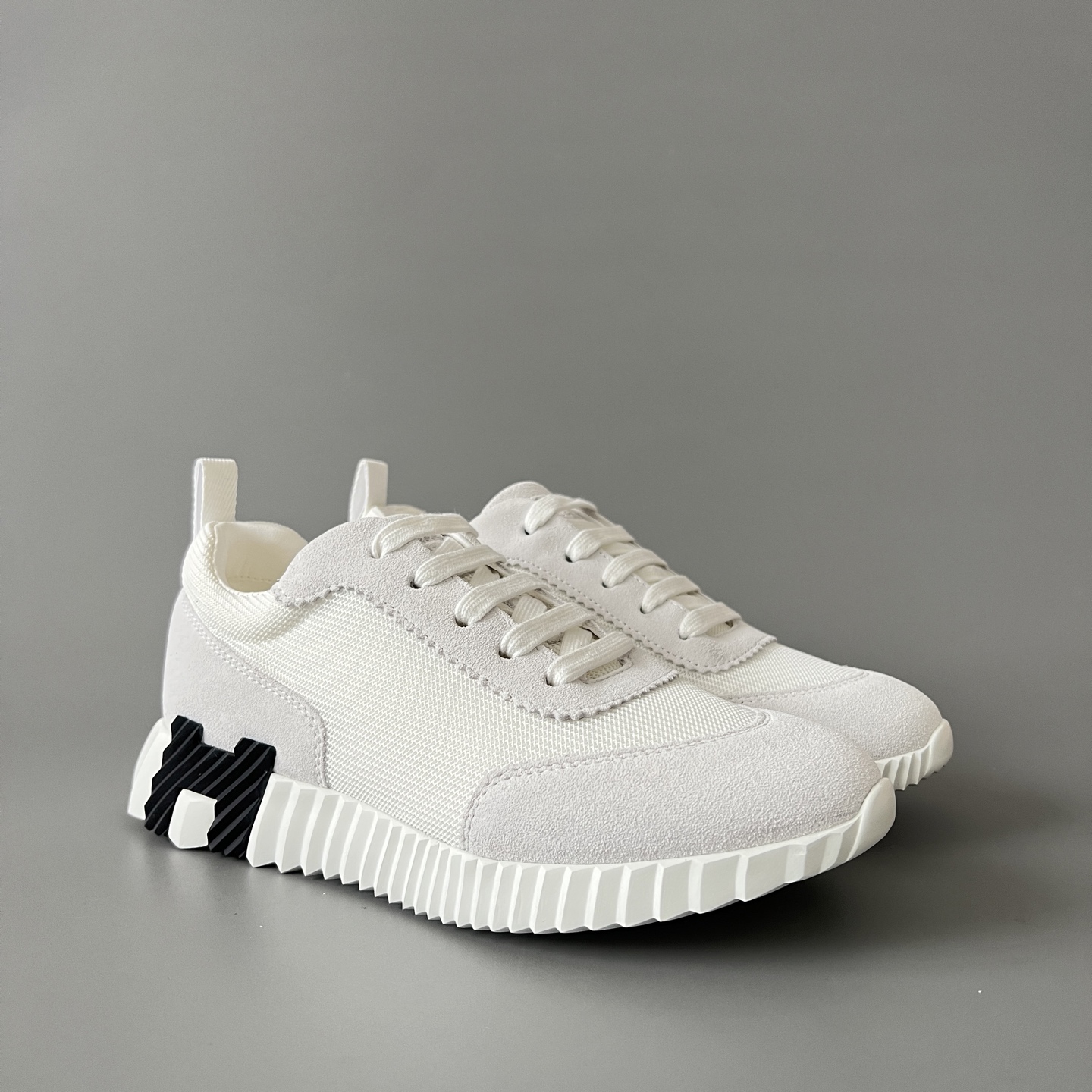 HERMES 爱马仕 Bouncing 网布 圆头系带 侧面字母嵌件 跑鞋 低帮 休闲鞋 波鞋 白色 黑字母 H232856ZH 90