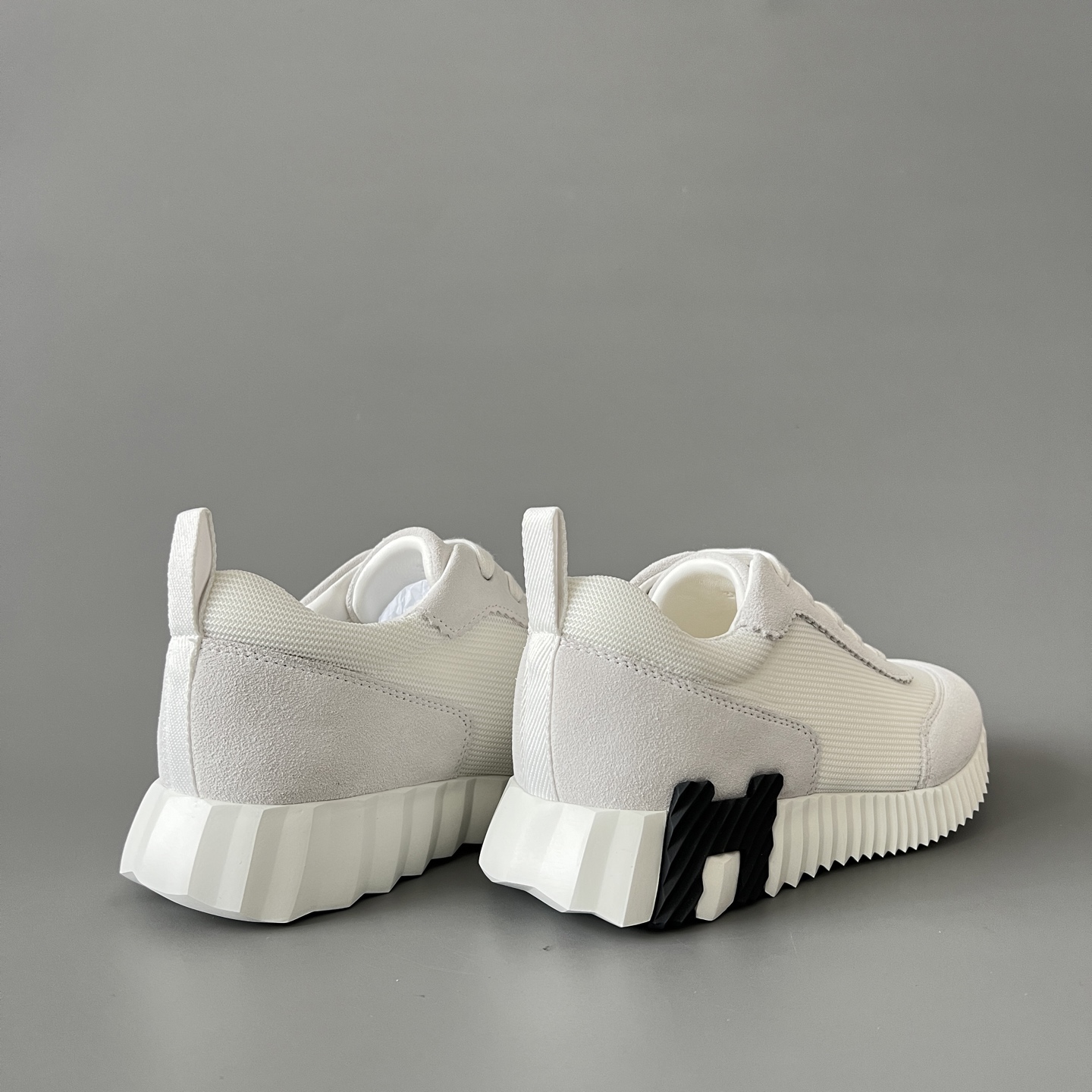 HERMES 爱马仕 Bouncing 网布 圆头系带 侧面字母嵌件 跑鞋 低帮 休闲鞋 波鞋 白色 黑字母 H232856ZH 90