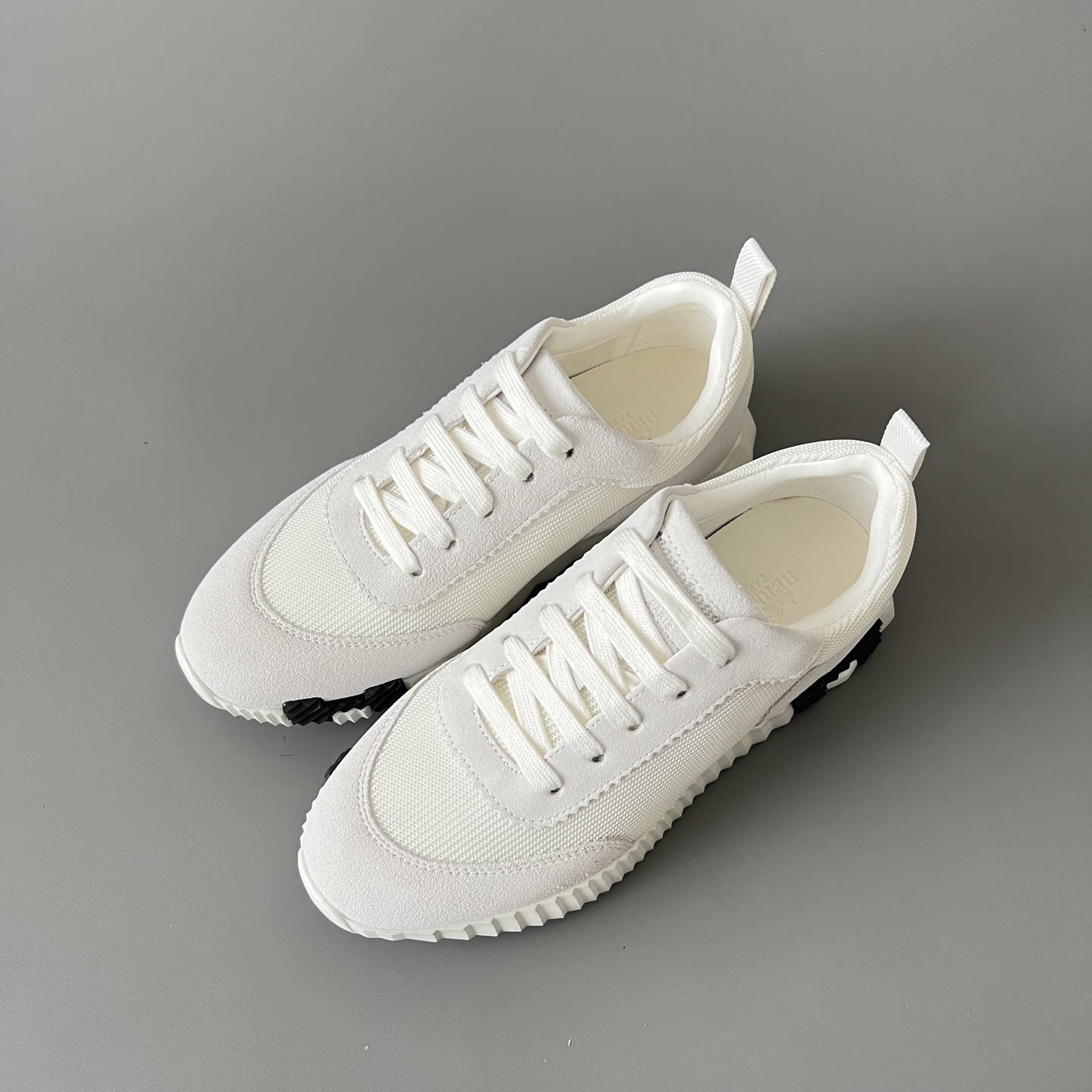 HERMES 爱马仕 Bouncing 网布 圆头系带 侧面字母嵌件 跑鞋 低帮 休闲鞋 波鞋 白色 黑字母 H232856ZH 90