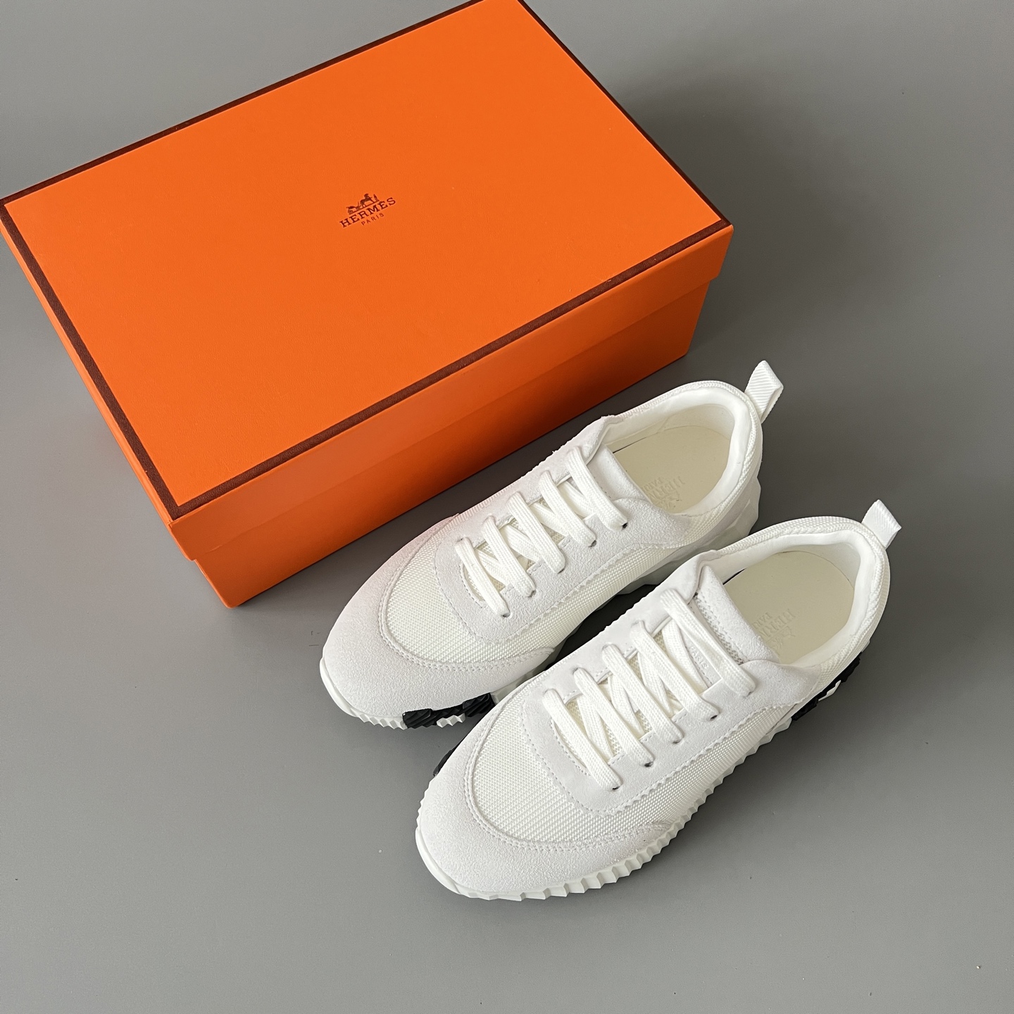 HERMES 爱马仕 Bouncing 网布 圆头系带 侧面字母嵌件 跑鞋 低帮 休闲鞋 波鞋 白色 黑字母 H232856ZH 90