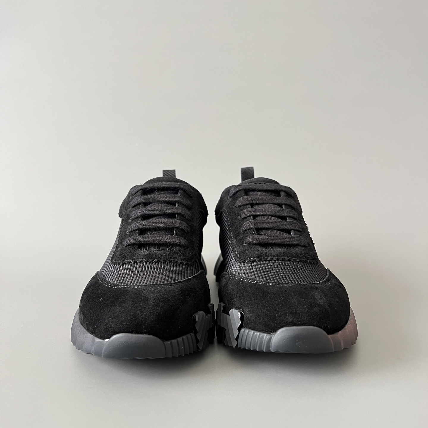 HERMES 爱马仕 Bouncing 网布 圆头系带 侧面字母嵌件 跑鞋 低帮 休闲鞋 波鞋 白色 黑色 H231764Z H01