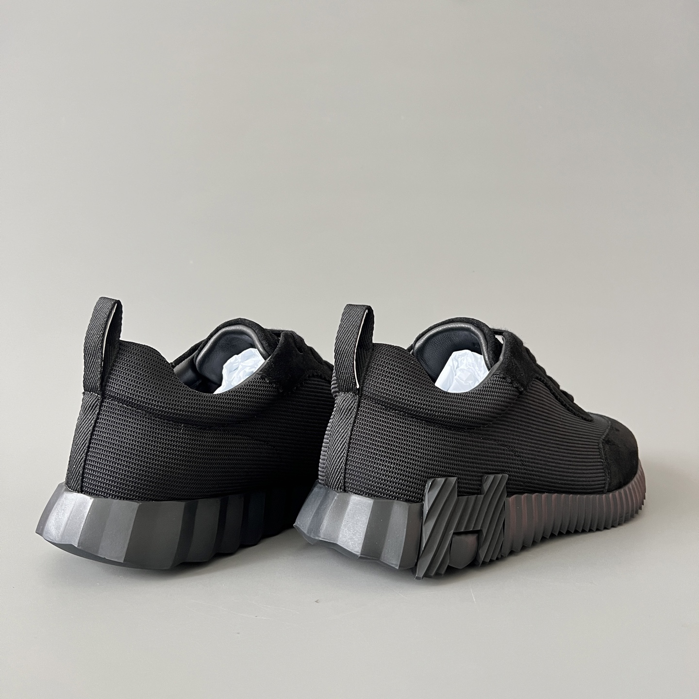 HERMES 爱马仕 Bouncing 网布 圆头系带 侧面字母嵌件 跑鞋 低帮 休闲鞋 波鞋 白色 黑色 H231764Z H01