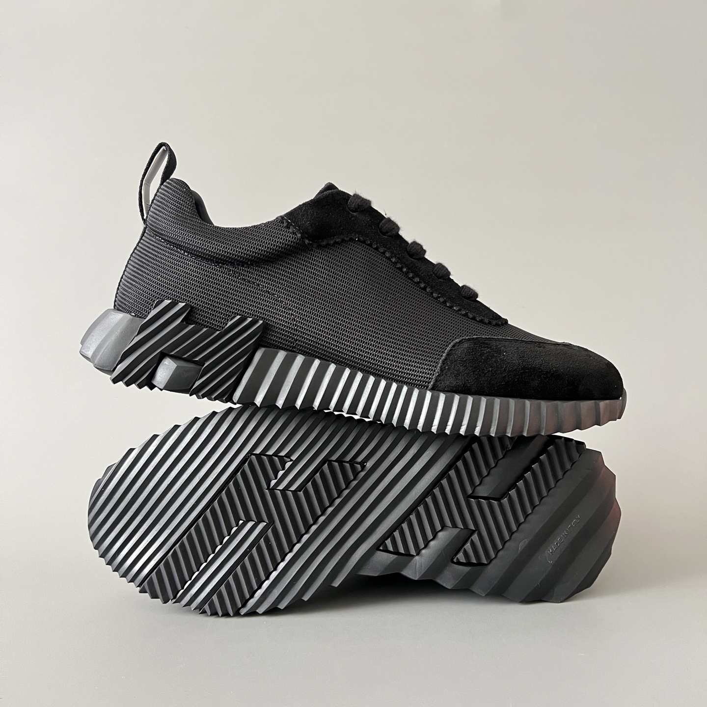 HERMES 爱马仕 Bouncing 网布 圆头系带 侧面字母嵌件 跑鞋 低帮 休闲鞋 波鞋 白色 黑色 H231764Z H01