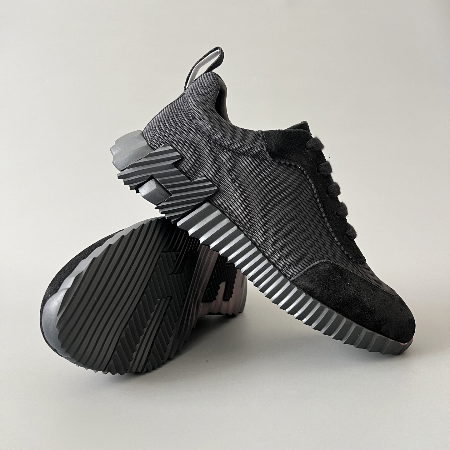 HERMES 爱马仕 Bouncing 网布 圆头系带 侧面字母嵌件 跑鞋 低帮 休闲鞋 波鞋 白色 黑色 H231764Z H01