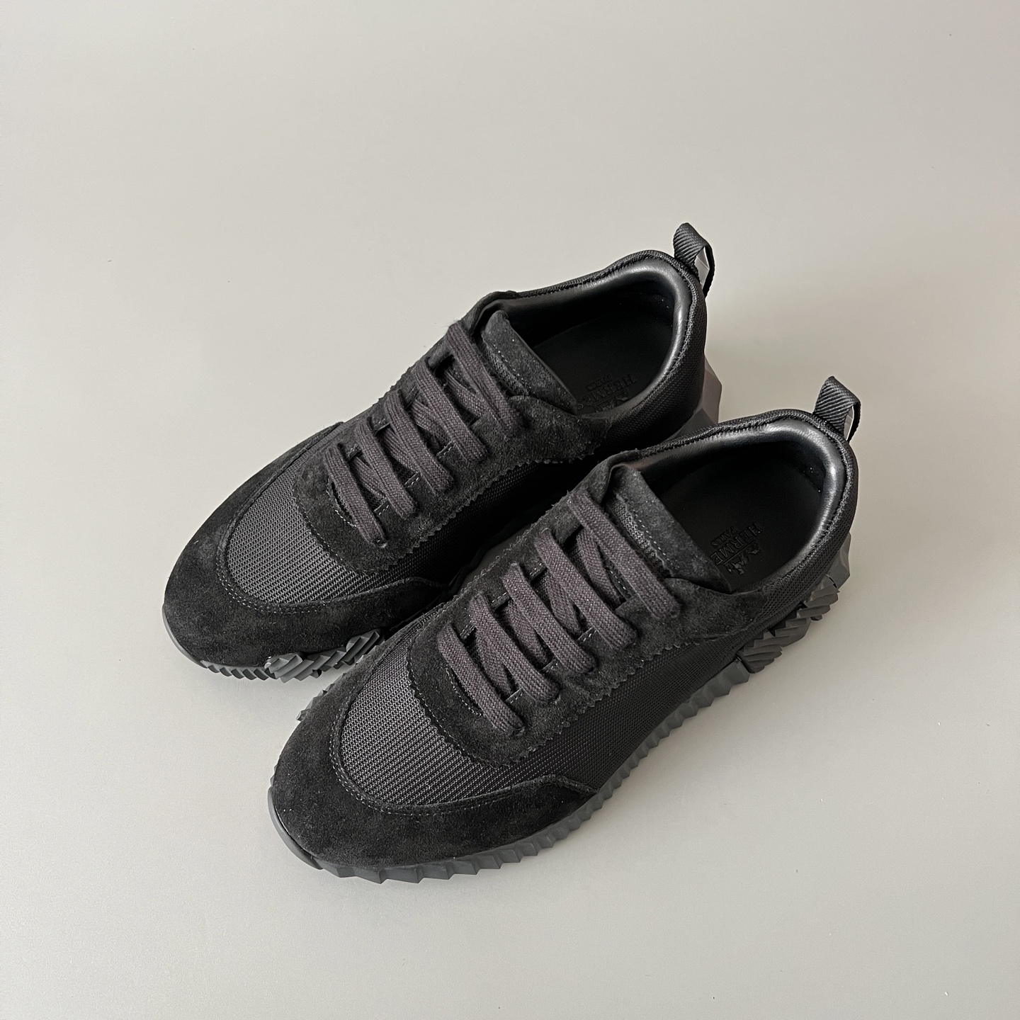 HERMES 爱马仕 Bouncing 网布 圆头系带 侧面字母嵌件 跑鞋 低帮 休闲鞋 波鞋 白色 黑色 H231764Z H01