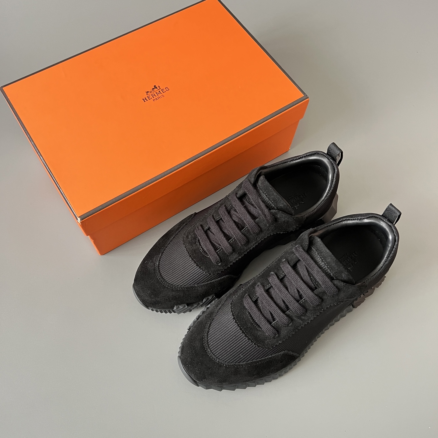 HERMES 爱马仕 Bouncing 网布 圆头系带 侧面字母嵌件 跑鞋 低帮 休闲鞋 波鞋 白色 黑色 H231764Z H01