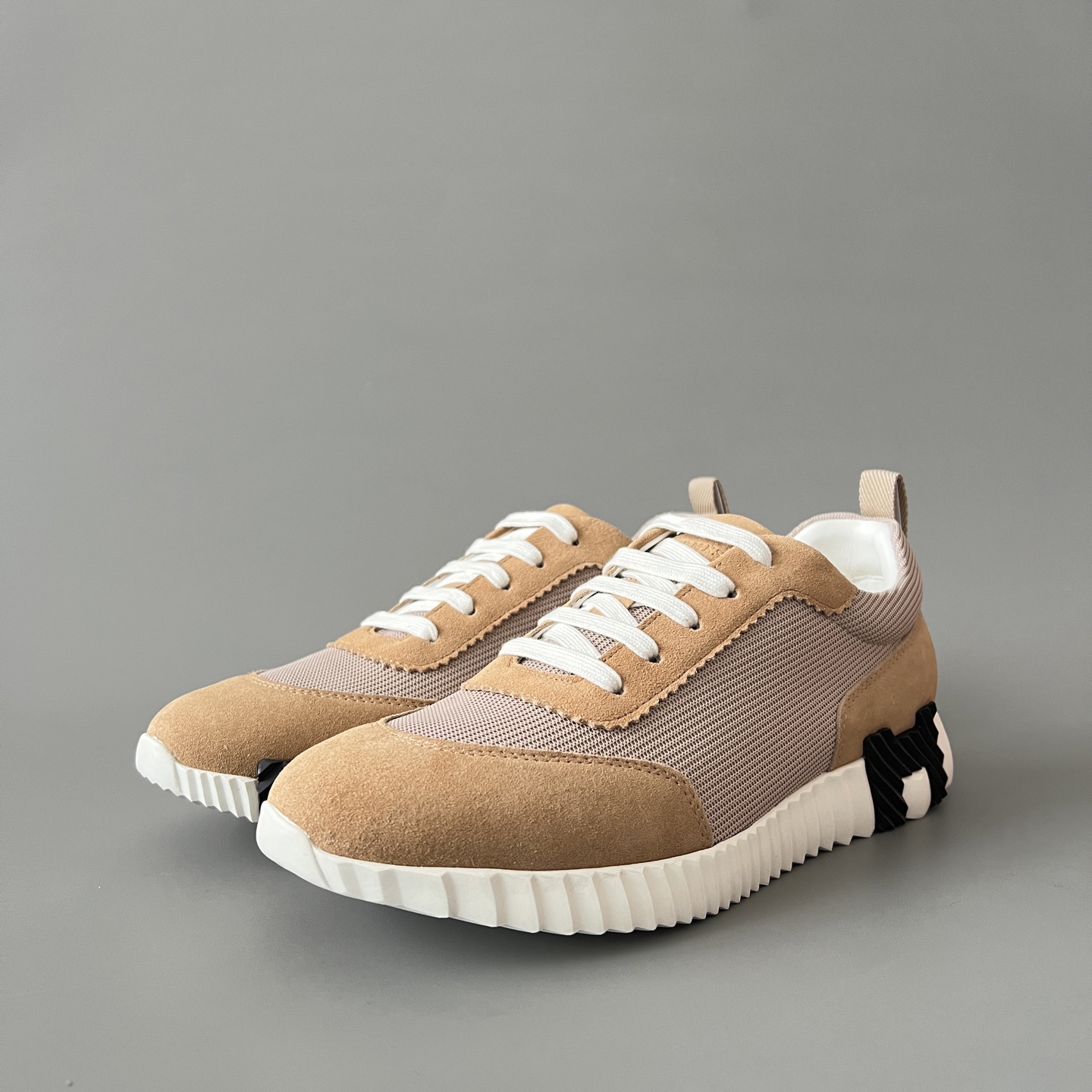 HERMES 爱马仕 Bouncing 网布 圆头系带 侧面字母嵌件 跑鞋 低帮 休闲鞋 波鞋 褐色 H251099Z D1