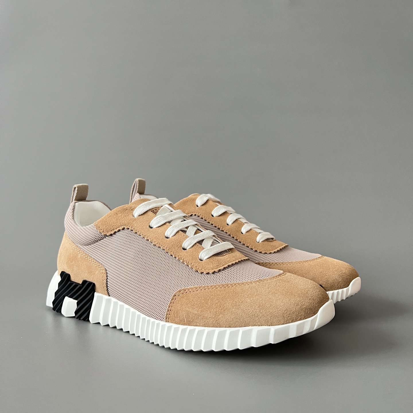 HERMES 爱马仕 Bouncing 网布 圆头系带 侧面字母嵌件 跑鞋 低帮 休闲鞋 波鞋 褐色 H251099Z D1