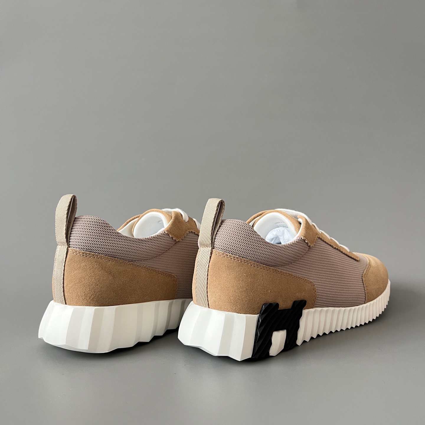 HERMES 爱马仕 Bouncing 网布 圆头系带 侧面字母嵌件 跑鞋 低帮 休闲鞋 波鞋 褐色 H251099Z D1