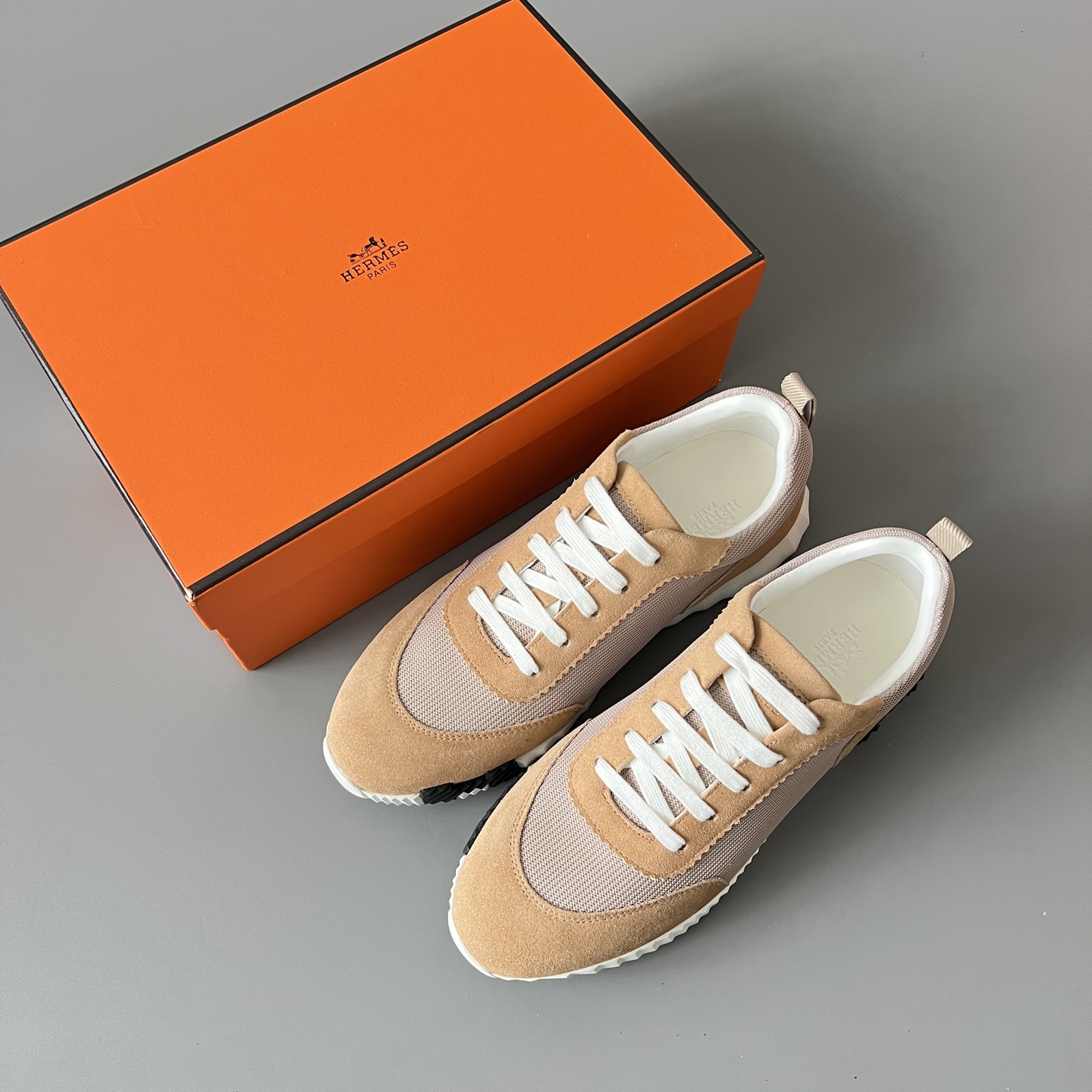 HERMES 爱马仕 Bouncing 网布 圆头系带 侧面字母嵌件 跑鞋 低帮 休闲鞋 波鞋 褐色 H251099Z D1