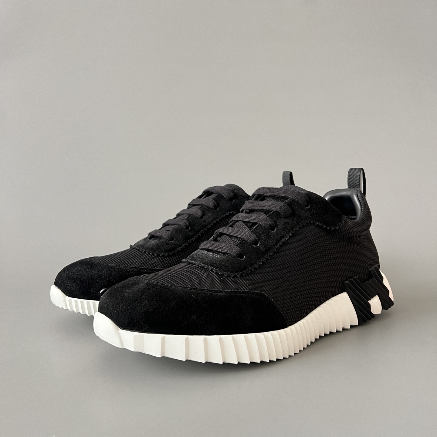 HERMES 爱马仕 Bouncing 网布 圆头系带 侧面字母嵌件 跑鞋 低帮 休闲鞋 波鞋 黑色 网面  H251099Z 02