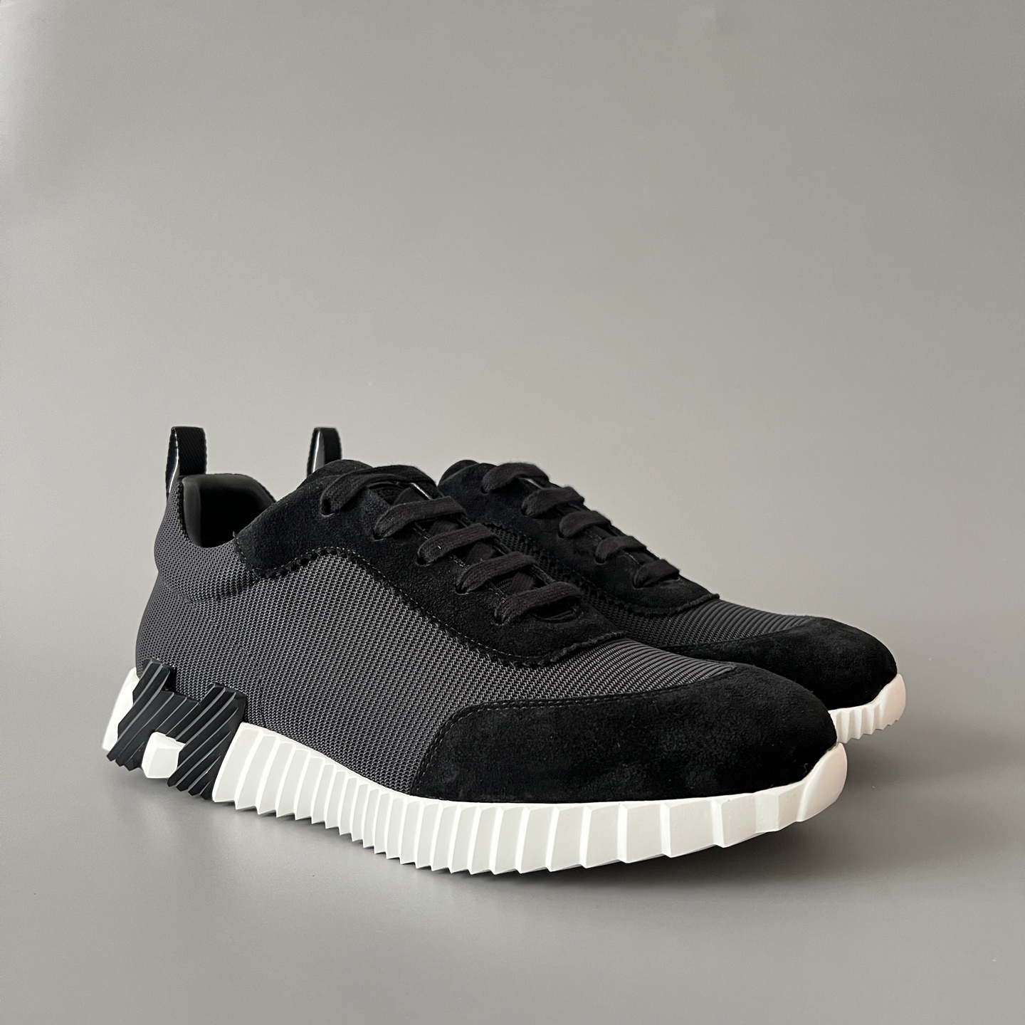 HERMES 爱马仕 Bouncing 网布 圆头系带 侧面字母嵌件 跑鞋 低帮 休闲鞋 波鞋 黑色 网面  H251099Z 02