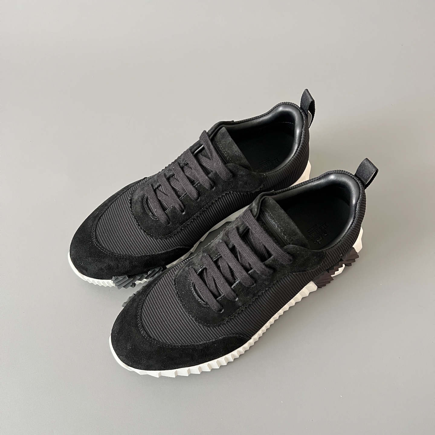 HERMES 爱马仕 Bouncing 网布 圆头系带 侧面字母嵌件 跑鞋 低帮 休闲鞋 波鞋 黑色 网面  H251099Z 02