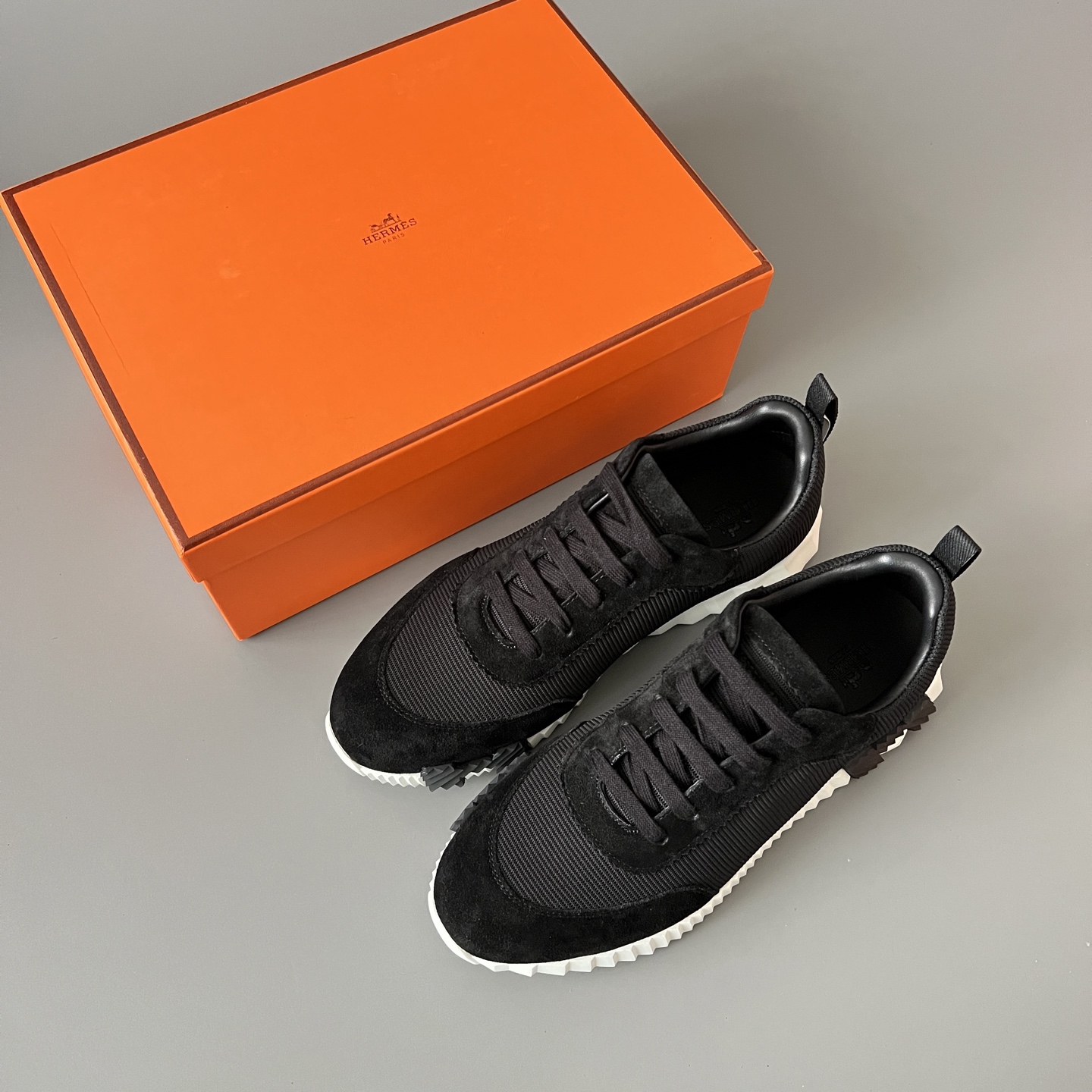 HERMES 爱马仕 Bouncing 网布 圆头系带 侧面字母嵌件 跑鞋 低帮 休闲鞋 波鞋 黑色 网面  H251099Z 02