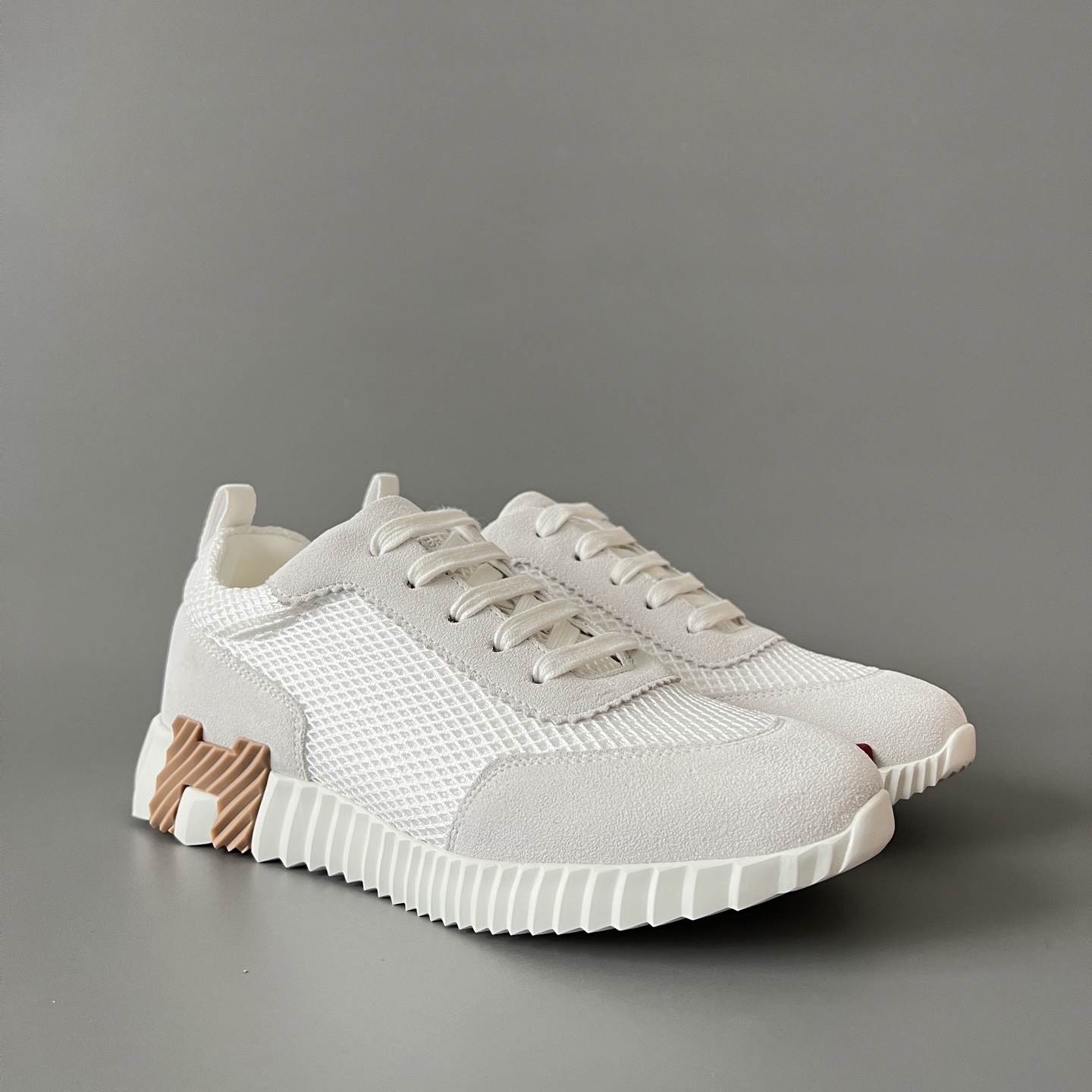 HERMES 爱马仕 Bouncing 网布 圆头系带 侧面字母嵌件 跑鞋 低帮 休闲鞋 波鞋 白色 网面  H232173Z 91