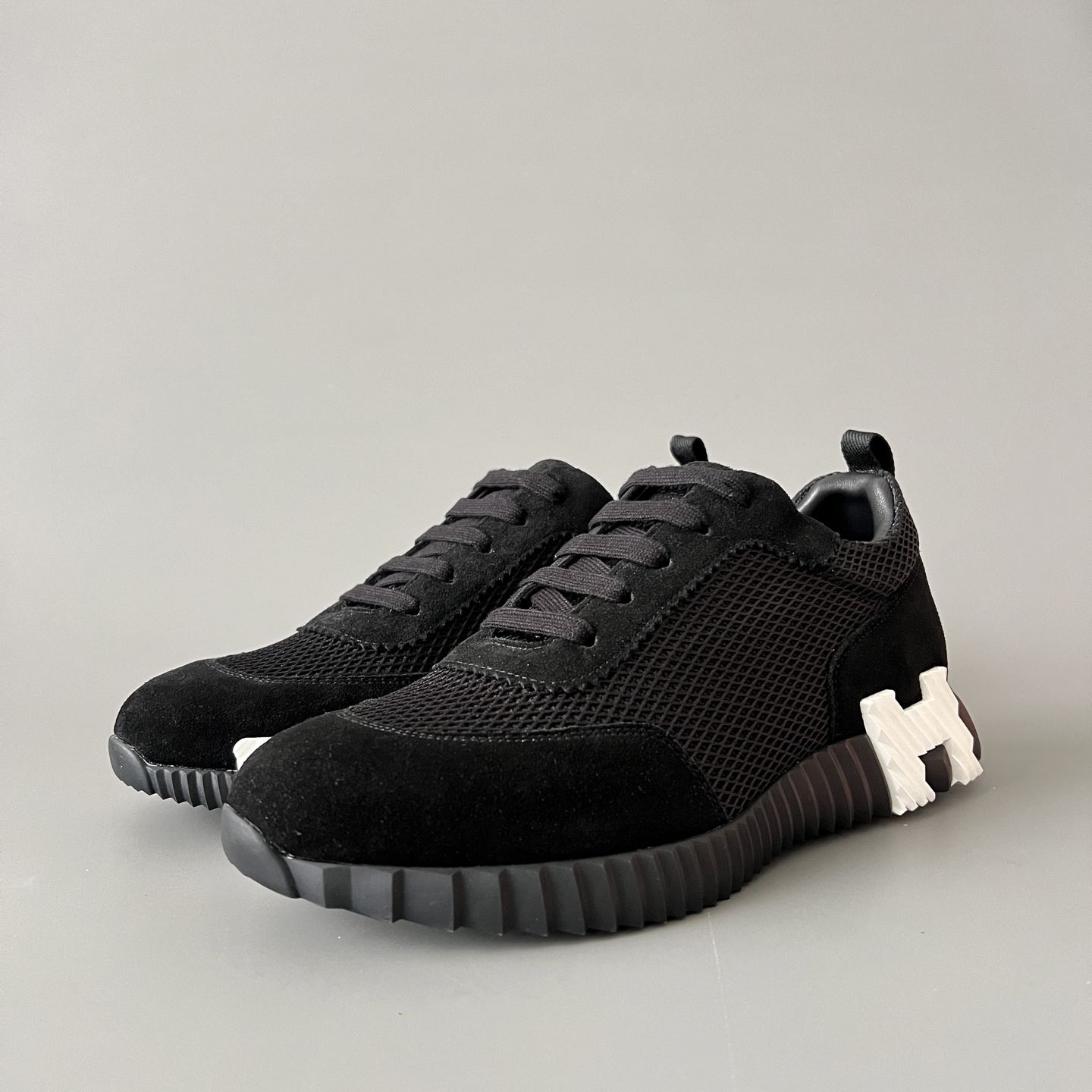 HERMES 爱马仕 Bouncing 网布 圆头系带 侧面字母嵌件 跑鞋 低帮 休闲鞋 波鞋 黑色 网面 H232856Z H01