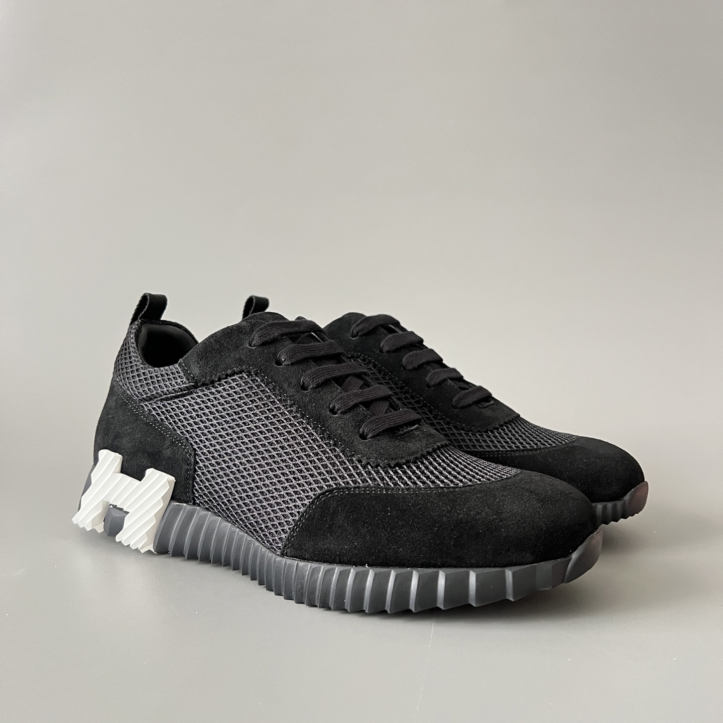 HERMES 爱马仕 Bouncing 网布 圆头系带 侧面字母嵌件 跑鞋 低帮 休闲鞋 波鞋 黑色 网面 H232856Z H01