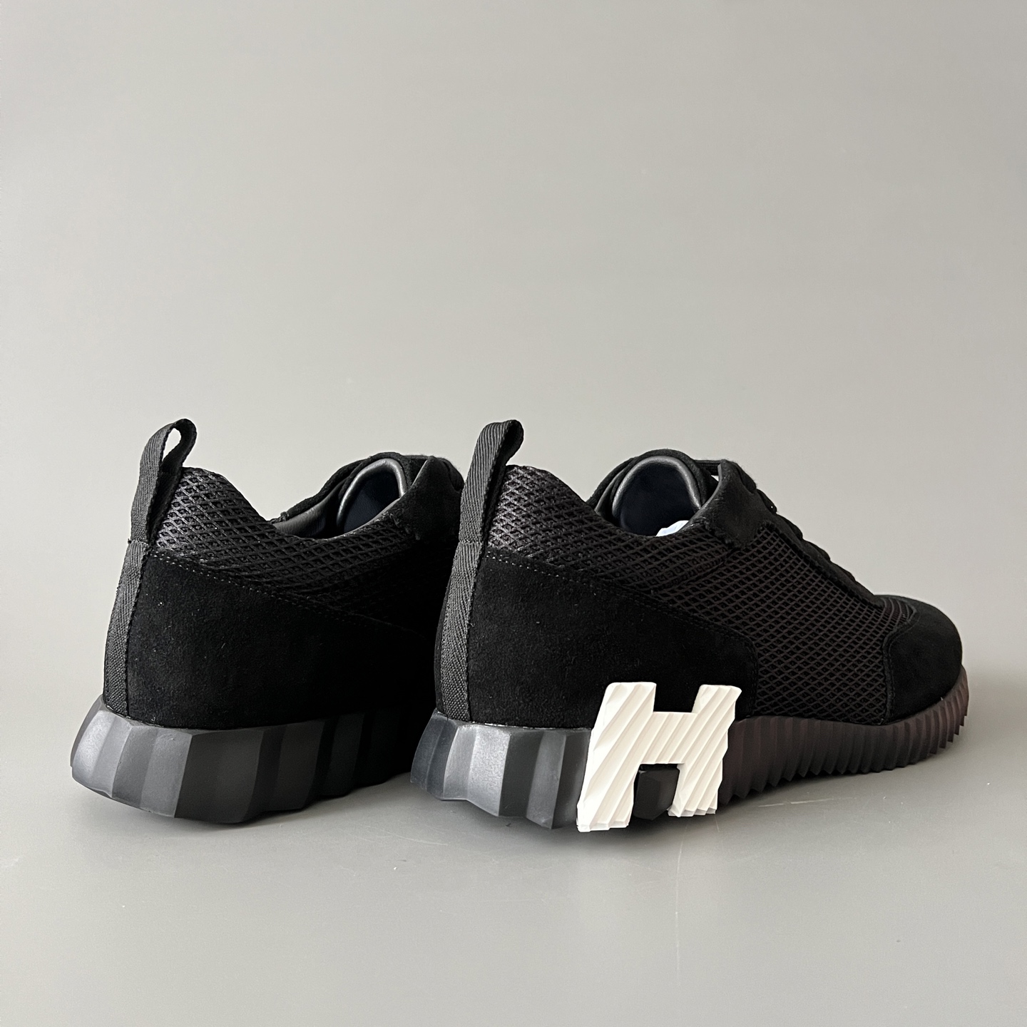 HERMES 爱马仕 Bouncing 网布 圆头系带 侧面字母嵌件 跑鞋 低帮 休闲鞋 波鞋 黑色 网面 H232856Z H01