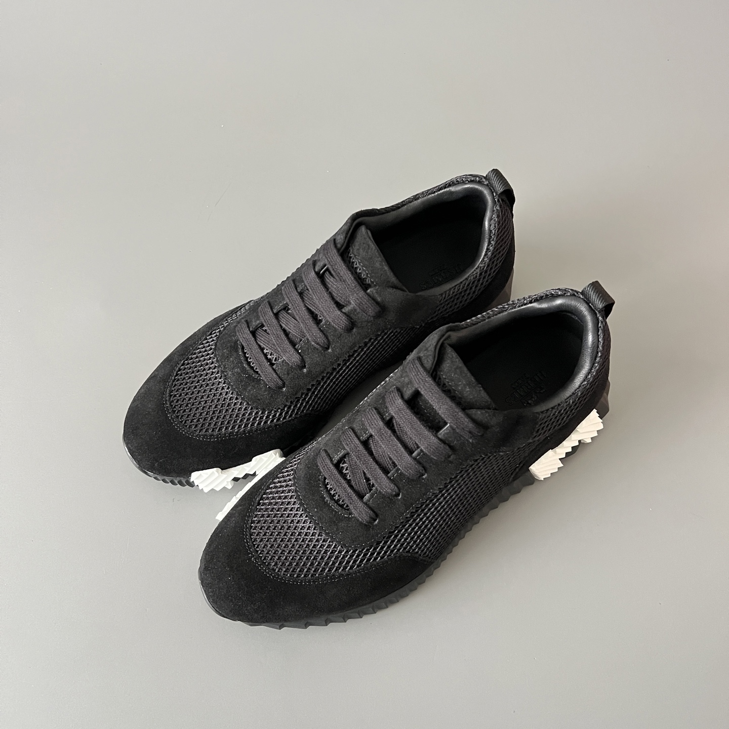 HERMES 爱马仕 Bouncing 网布 圆头系带 侧面字母嵌件 跑鞋 低帮 休闲鞋 波鞋 黑色 网面 H232856Z H01