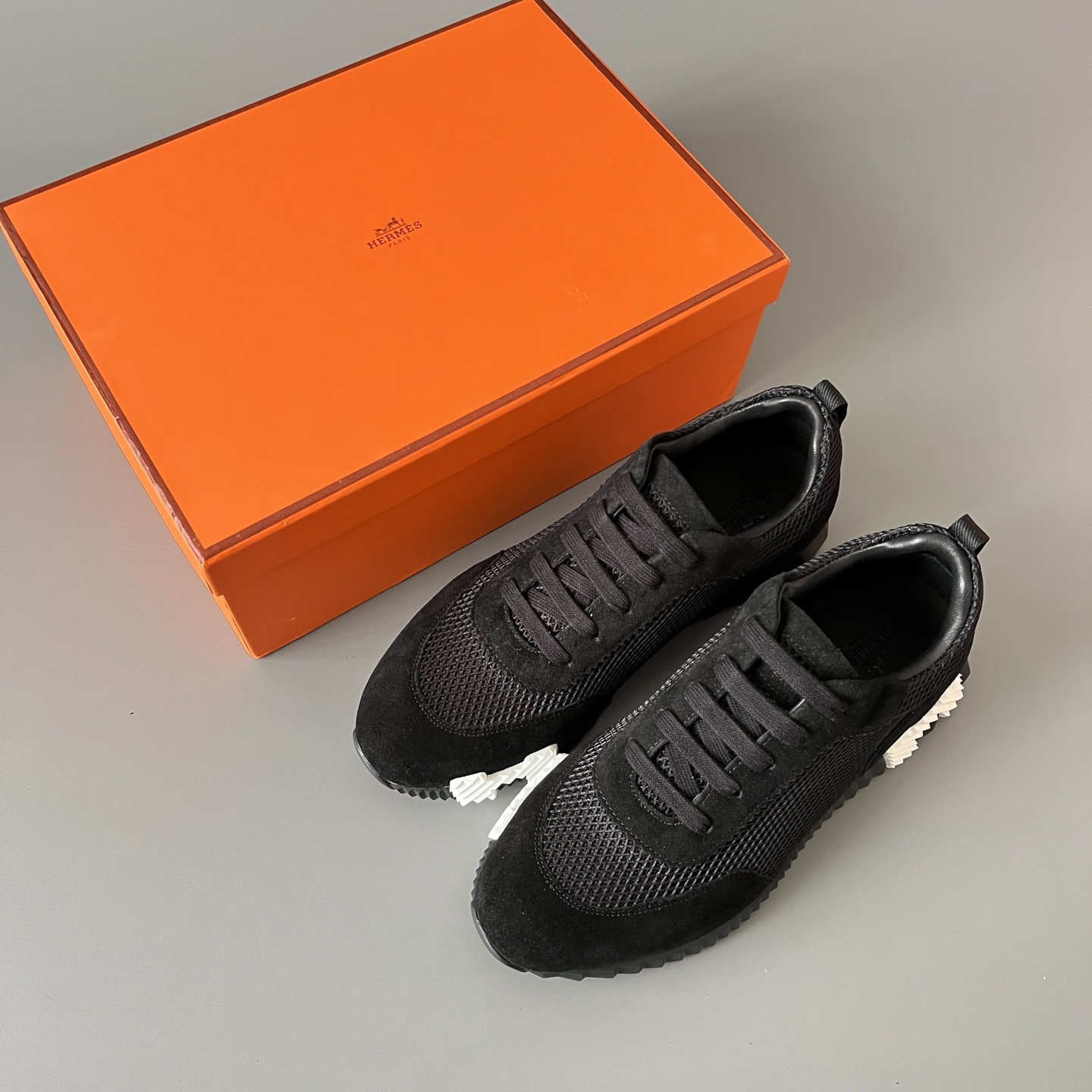 HERMES 爱马仕 Bouncing 网布 圆头系带 侧面字母嵌件 跑鞋 低帮 休闲鞋 波鞋 黑色 网面 H232856Z H01