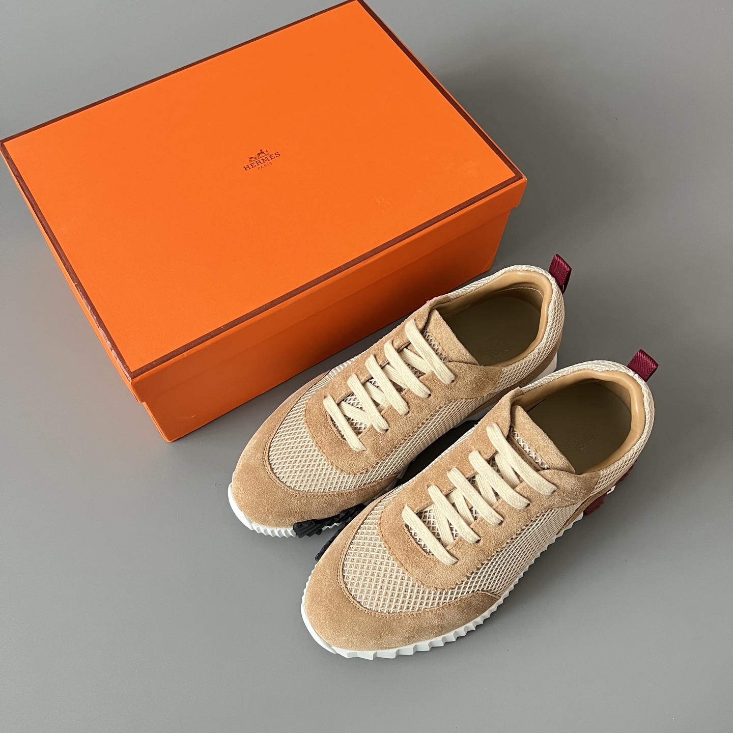 HERMES 爱马仕 Bouncing 网布 圆头系带 侧面字母嵌件 跑鞋 低帮 休闲鞋 波鞋 土棕色 网面 H232173Z 2J